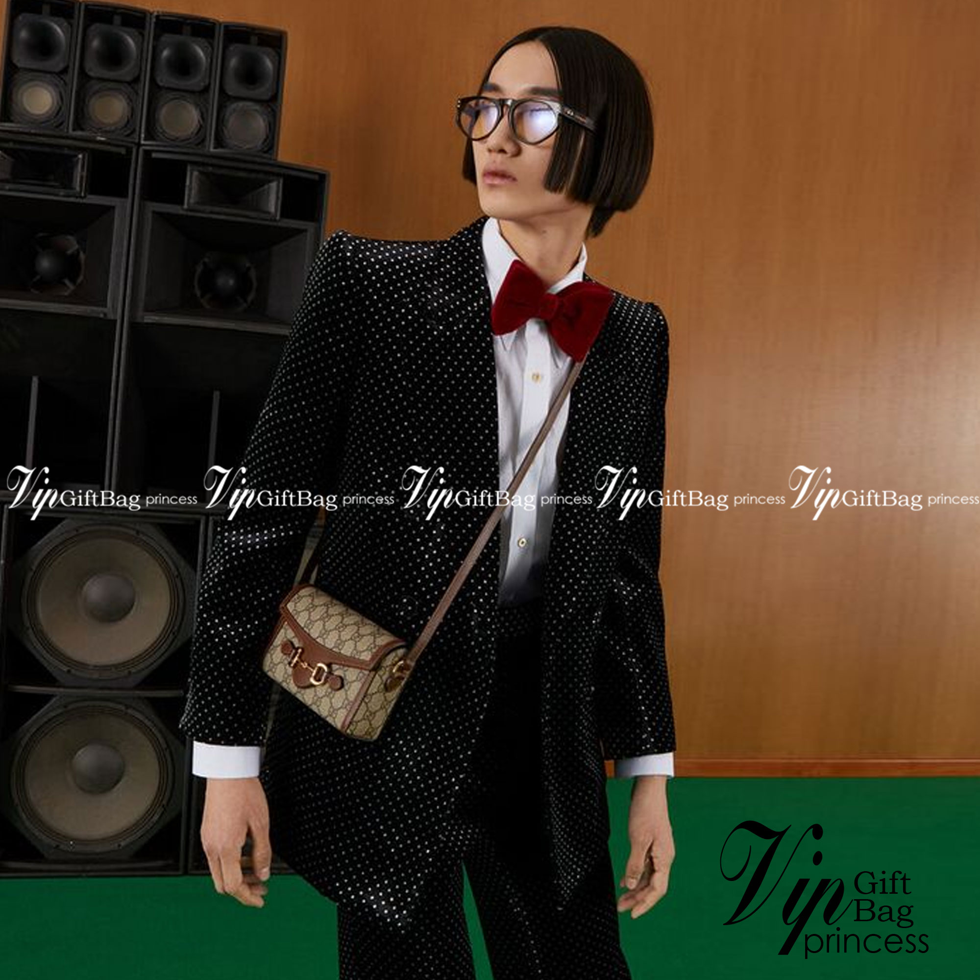 GUCCI HORSEBIT 1955 MINI BAG กระเป๋าสะพาย กระเป๋าใส่โทรศัพท์ ดีไซต์สัญลักษณ์วงแหวนตามแบบฉบับ GG มาพร้อมกล่องแบรนด์และสายสะพายยาวที่สามารถปรับระดับได้ พร้อมส่งให้สะพาย สวยๆ กันแล้ววันนี้ ใบนี้ must have..ค่ะ.!!