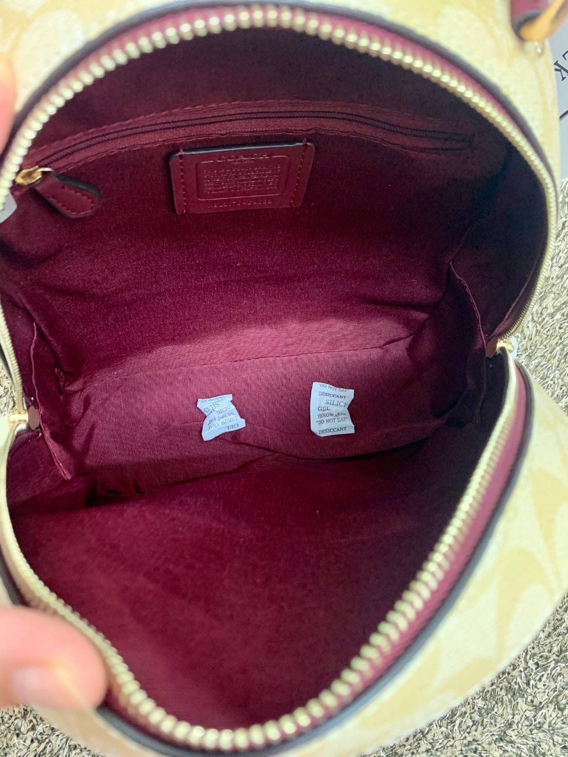 สวยจริงไรจริง วางไม่ลงเลยจ้าา😘 COACH JORDYN BACKPACK IN COLORBLOCK SIGNATURE ((C4082)) รุ่นที่สาวๆตามหา พร้อมสีหายากค่ะ!! กระเป๋าสะพายหลังแบบมีหูหิ้ว หนังแท้ชั้นดี ทรงสวย หรูค่ะ แถมสีตัดกันได้ลงตัวสวยงามมากๆ ด้านหน้ามีช่องซิปใส่ของจุกจิก; เปิดปิดช