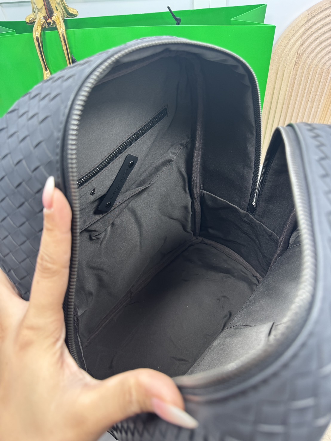 31cm Bottega Shadow Signature Backpack / Bottega Backpack กระเป๋าเป้ กระเป๋าสะพายหลัง โดดเด่นด้วยงานสานตารางสวยคลาสสิคเรียบหรูเป็นเอกลักษณ์ ดีไซน์เรียบง่าย แต่ดูแพง กิมมิคที่ใครๆก็อยากเป็นเจ้าของ