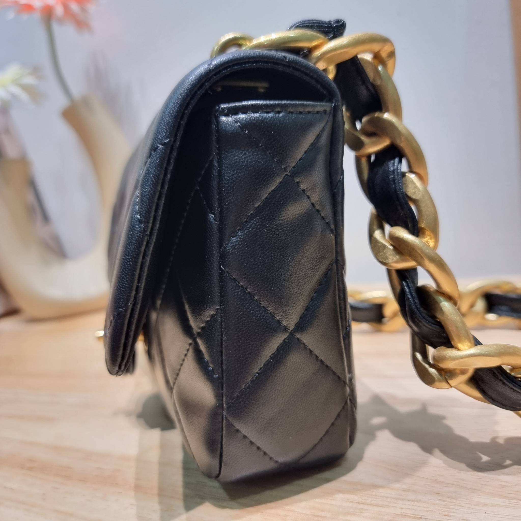 Chanel chunky chain bag in black สวยฟาดย้อนยุคความหรู ในราคาที่จับต้องได้ กับกระเป๋าสะพายไหล่ ไซส์กำลังสวย โดดเด่นด้วยสายสะพายโซ่สลับหนังเส้นใหญ่ ทนทาน ดูแพง