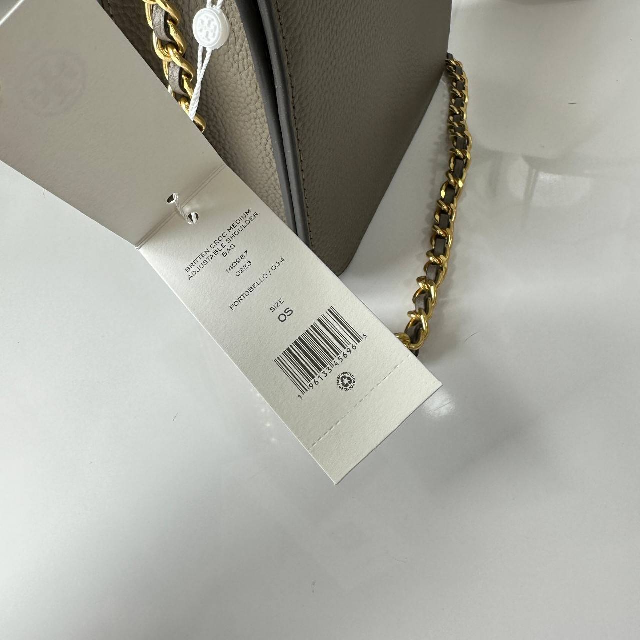 Tory Burch Britten Small Convertible Shoulder Bag คอลเลคชั่นใหม่สุดเรียบหรู กระเป๋าสะพายไหล่หรือสะพายข้าง วัสดุหนังอย่างดี ภายในแบ่งช่องเป็นสัดส่วน