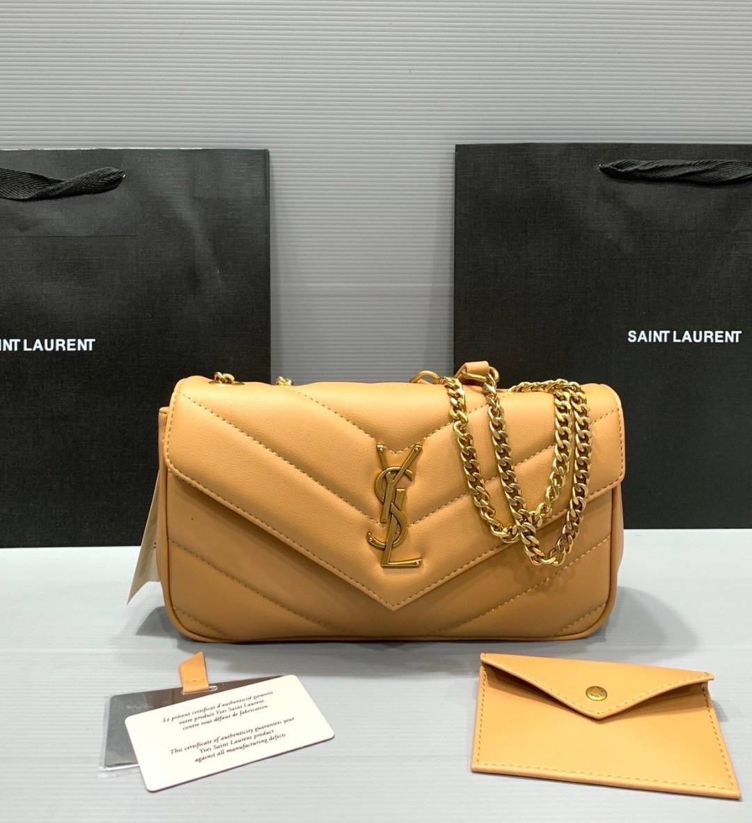 ORI | หนังแท้ 25cm YSL loulou small in matelassé กระเป๋าสะพายทรงสวยคลาสสิค มาพร้อมใบเล็กใส่การ์ด งานหนังแท้สมผัสนุ่มมือตะเข็บเย็บลายเชฟรอนสวยเป็นเอกลัษณ์