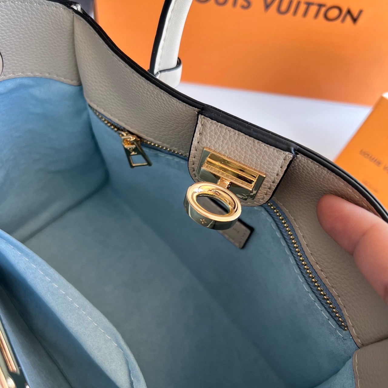 หนังแท้ LV On My Side PM กระเป๋าโท้ทขนาดกะทัดรัดที่ผลิตจากหนังลูกวัวเนื้อนุ่ม เกรดออริจินอล ภาพสินค้าถ่ายจากงานขายจริง ใช้งานต่างประเทศได้