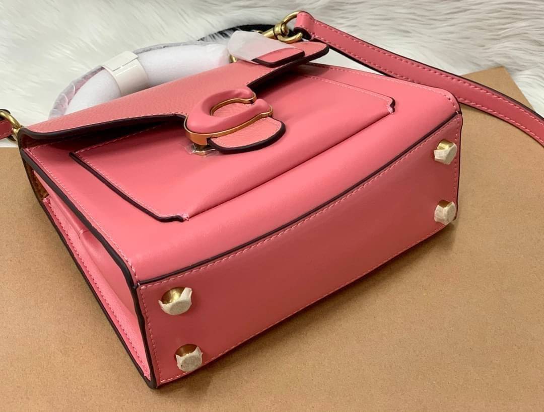 COACH TABBY TOP HANDLE 20 พร้อมส่งที่ไทยค่ะ! กระเป๋าหิ้ว//สะพายข้างได้ หนังแท้อย่างดี กหนึ่งใบทำหนังสองลายได้อย่างสวยงาม พร้อมโลโก้รุ่นใหม่ล่าสุดดูดีมากๆค่ะ เปิดปิดกระเป๋าแบบกดล็อค ภายในมีช่องหลักสองช่อง ใส่มือถือได้ทุกรุ่น;กระเป๋าเงินใบกลางได้;ของจำเป็นจ