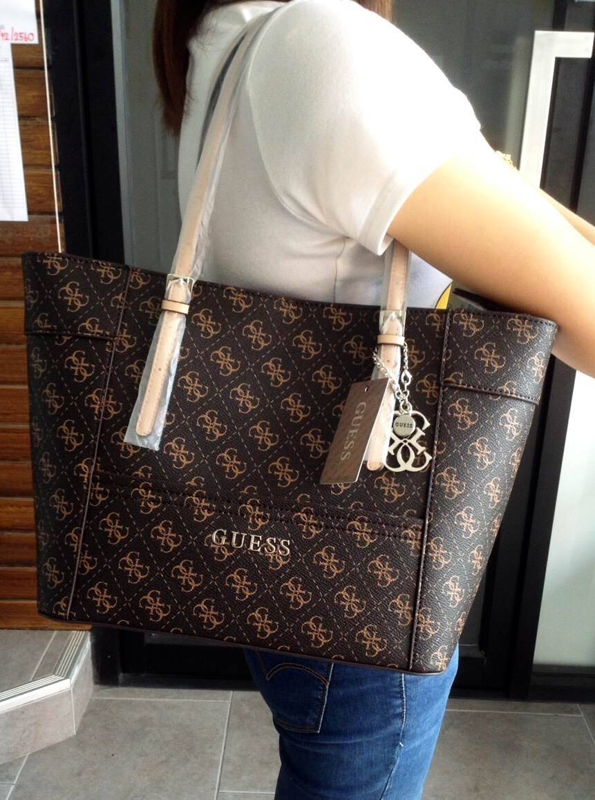 Don't Miss! GUESS SAFFIANO SHOPPER BAG กระเป๋าสะพายทรง Tote จากแบร์น GUESS วัสดุหนัง Saffiano ลาย GUESS Signature สวยอยู่ทรง ขนาดใหญ่กำลังดี น้ำหนักเบา ด้านหน้าประดับโลโก้แบรนด์ พร้อมห้อย TAG โลโก้ G อะไหล่เงินที่หูกระเป๋าถอดเเยกใช้ได้ เปิดปิดด้วยซิป