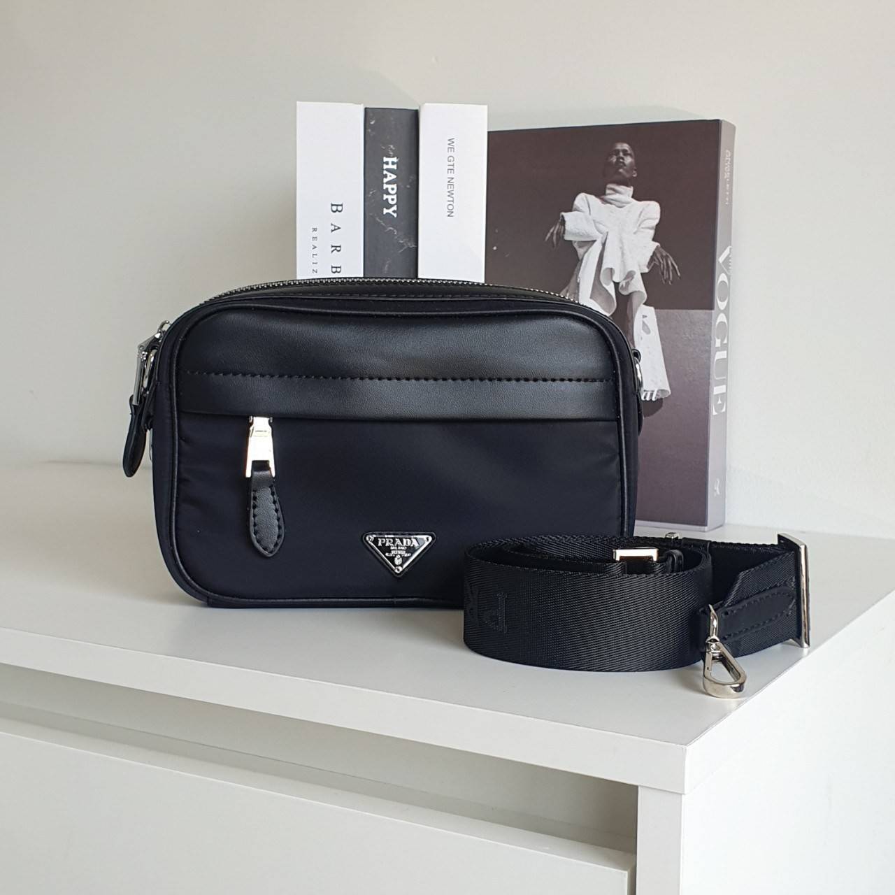 จากงานพรีเมี่ยมกิ้ฟท์ แบรนด์ PRADA วัสดุทำจาก หนังสลับ NYLON สามารถกันน้ำได้ ตัวกระเป๋าอยู่ทรงสวย ขนาดกำลังพอดี ไม่เล็กไม่ใหญ่ไป แถมมากับกระเป๋าห้อยใบเล็กคุ้มสุดๆ **อะไหล่เงินทั้งใบ ด้านหลังมีช่องใส่ของ เปิดปิดด้วยซิป ภายใน มีโลโก้แบรนด์ และช่องใส่ของแยก 