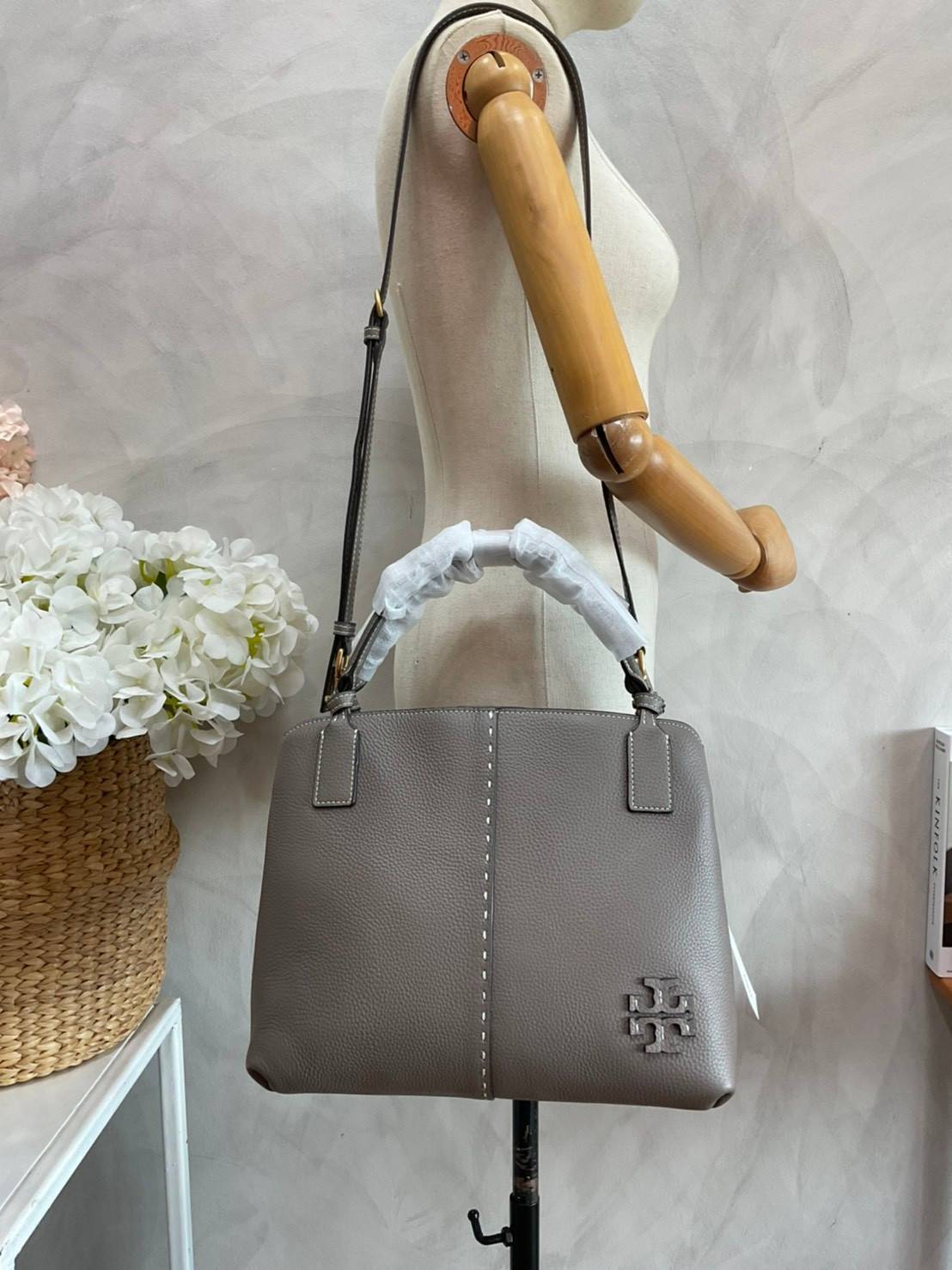 TORY BURCH Mcgraw Satchel Tote Bag (Size L) กระเป๋าถือ/สะพาย Crossbody วัสดุหนังลูกวัวแท้ 100% ด้านหน้าประดับโลโก้หนัง ตัดเป็นรูปตัว T สัญลักษณ์แบรนด์ ตัวกระเป๋าเดินด้ายเล่นลายเพิ่มลูกเล่น เพื่อความเก๋!!