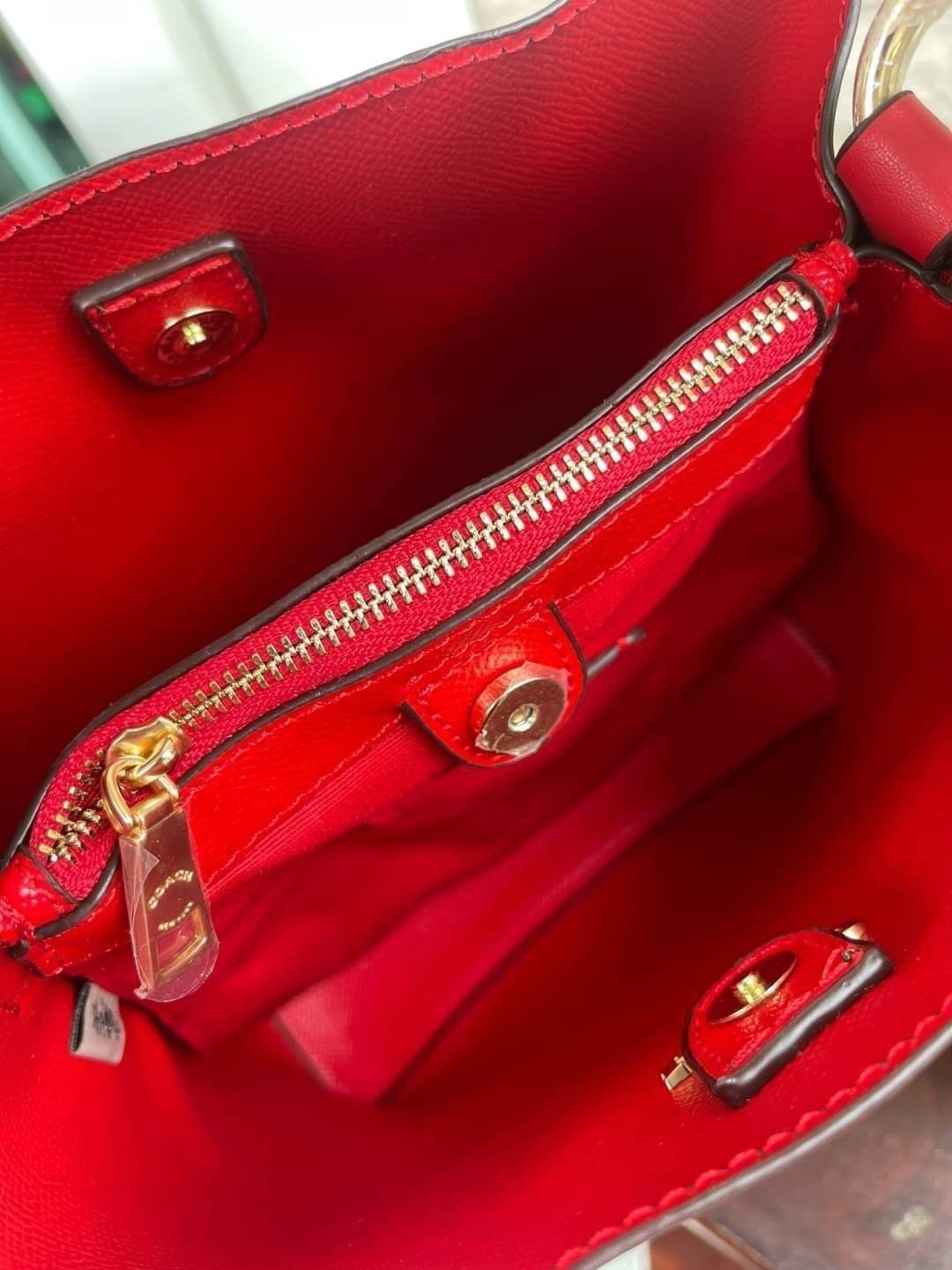 COACH SMALL TOWN BUCKET BAG IN SIGNATURE สำหรับสาวแฟชั่นที่ชอบรายละเอียดชิคๆ ดีไซน์สุดเก๋ แนะนำเลยสำหรับกระเป๋าทรงบักเก็ตใบนี้ เชื่อว่าสาว ๆ หลายคนชื่นชอบ เป็นไอเทมที่สามารถแมทช์ได้กับเสื้อหลากหลายสไตล์ บรรจุของได้เยอะโดยที่กระเป๋าไม่เสียทรง แบ่งช่องใช้งา