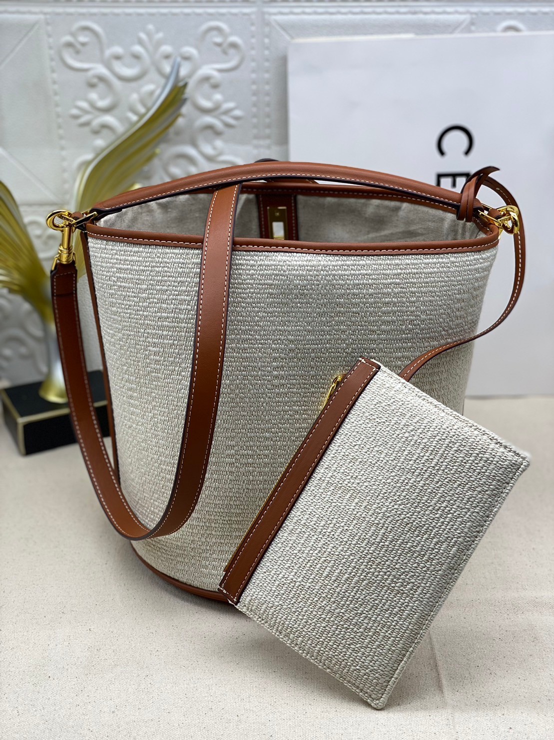 CELINE BUCKET BAG 23cm วัสดุ Textile Canvas & CalfSkin ดีไซน์ทรง Bucket ใบใหญ่กำลังดี มาพร้อม Clutch ใบเล็กเข้าชุด เนื้อหนาแข็งแรง ภายในกว้างและจุใส่สัมภาระได้เยอะจุใจ