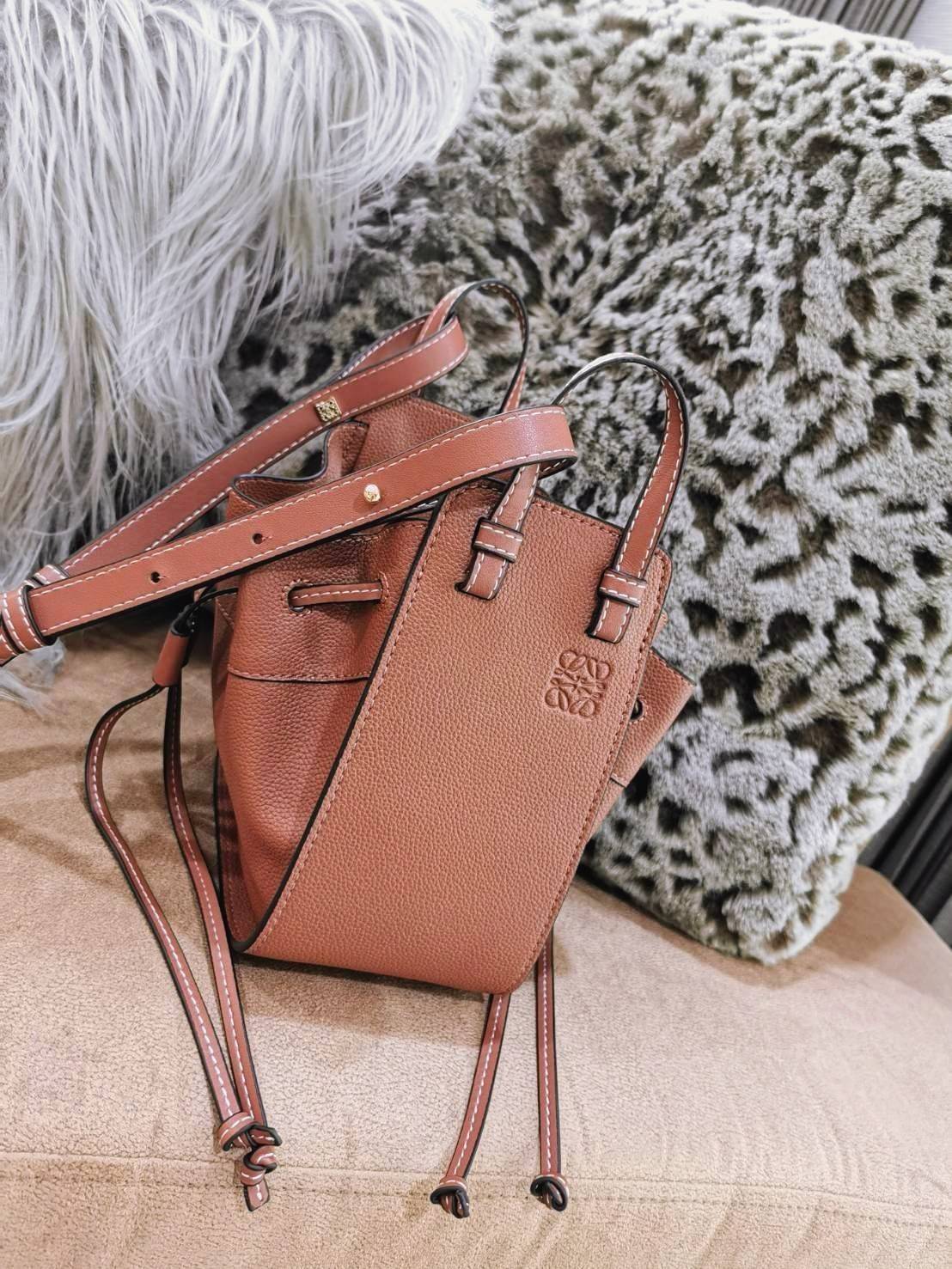 LOEWE HANDLE & SHOULDER BAG GIFT WITH PURCHASE (GWP) กระเป๋าถือหรือสะพายหนังแท้พรีเมี่ยมกิ๊ฟ Limited จาก LOEWE PERFUME DUTYFREE รุ่น Rare items สุดๆวัสดุหนังแท้ Calfskin หนังสวยดีไซน์คงเอกลักษณ์แบรนด์ สามารถปรับใช้ได้หลายทรงด้านข้างมีหูรูดปรับขยายทรงได้ภา