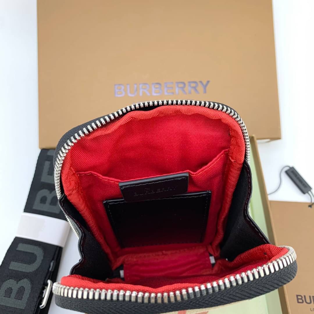 พรีเมี่ยมกิ๊ฟแท้ 💯% 】BURBERRY RYAN SMARTPHONE BAG (Unisex Small Shoulder bag) กระเป๋าใส่โทรศัพท์และของจุกจิกเล็กๆ ด้านหลังมีช่องใส่บัตร งานหนังแท้