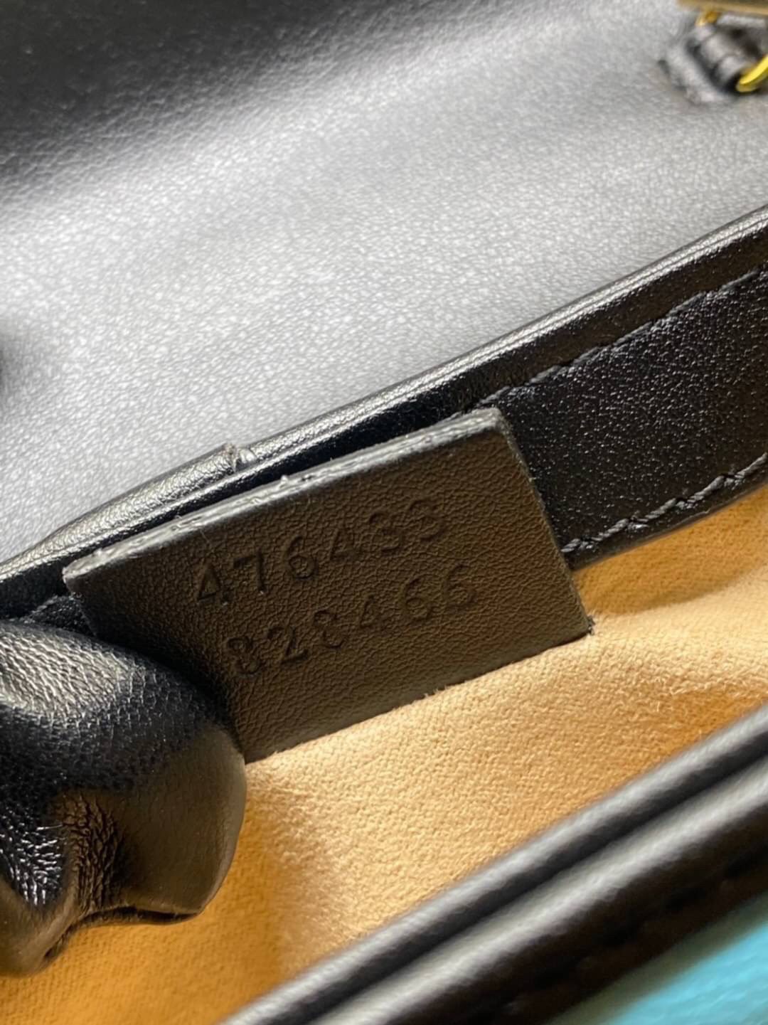 หนังแท้ VIP GIFT 】GUCCI GG Marmont super bag [mini & small] กระเป๋าสะพายข้าง โทนสีสดใสเล่นสีทูโทนตัดกันอย่างลงตัว เฟี๊ยดมากค่ะ ไซส์กะทัดรัด พกพาง่าย น้ำหนักเบา ดีไซน์สวย ภายในโล่งกว้าง มาพร้อมสายสะพายโซ่อะไหล่ทองในตัว ปรับใช้ได้ทั้งแบบสะพายเดี่ยว และสะพาย