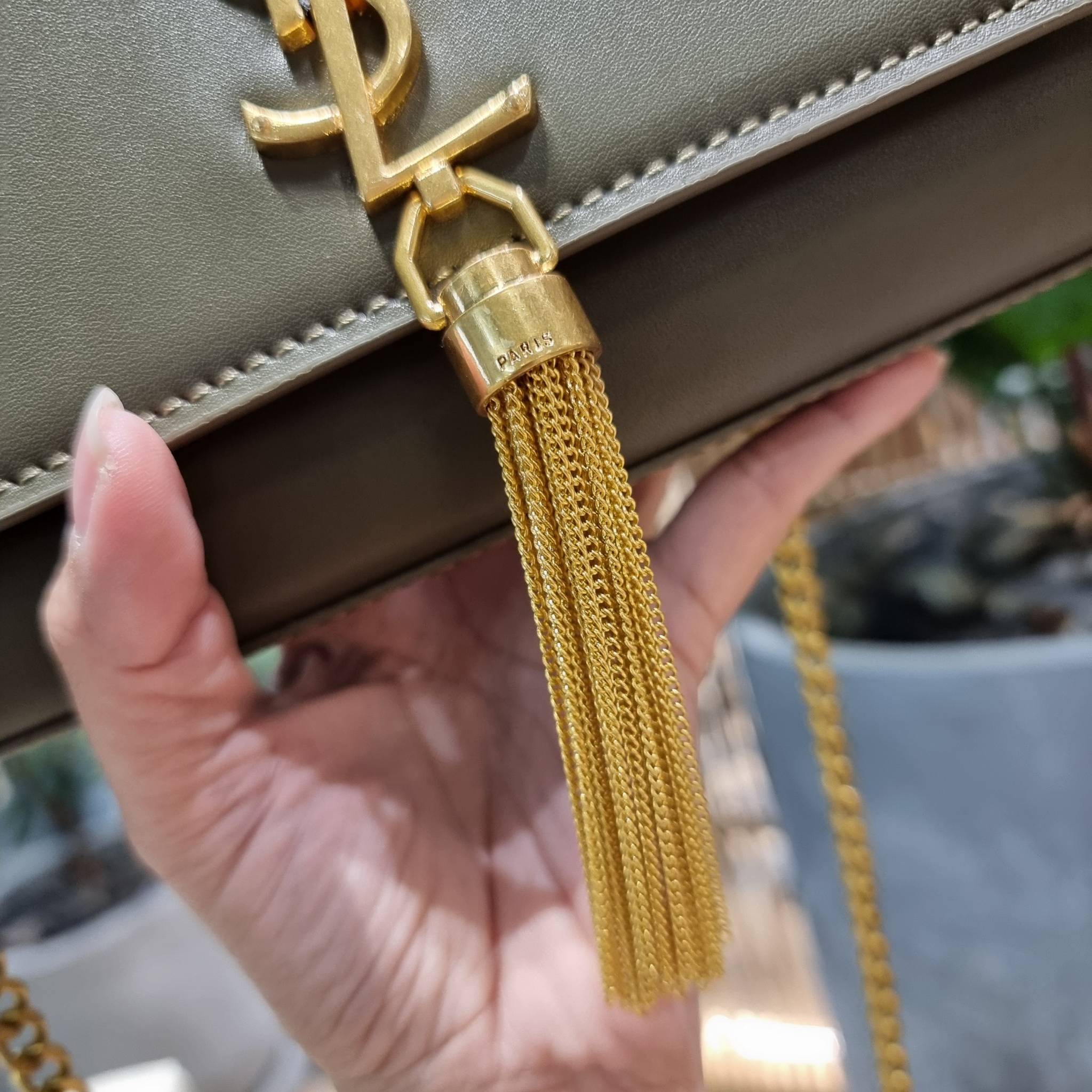 Yves Saint laurent small kate bag สุดหรู ทรง woc ที่แสนจะฮอตปรอทแตก ดีไซน์เรียบ แต่แอบมีดีเทลความหรูที่พู่ห้อยสีทองโดดเด่น เพิ่มความแพงอีกหนึ่ง วัสดุหนังแท้สัมผัสดีงาม ใช้งานง่ายเพียงแค่เปิด-ปิดด้วยกระดุมแม่เหล็ก ภายในเป็นช่องโล่ง มีช่องใส่บัตร ใส่มือถือ 