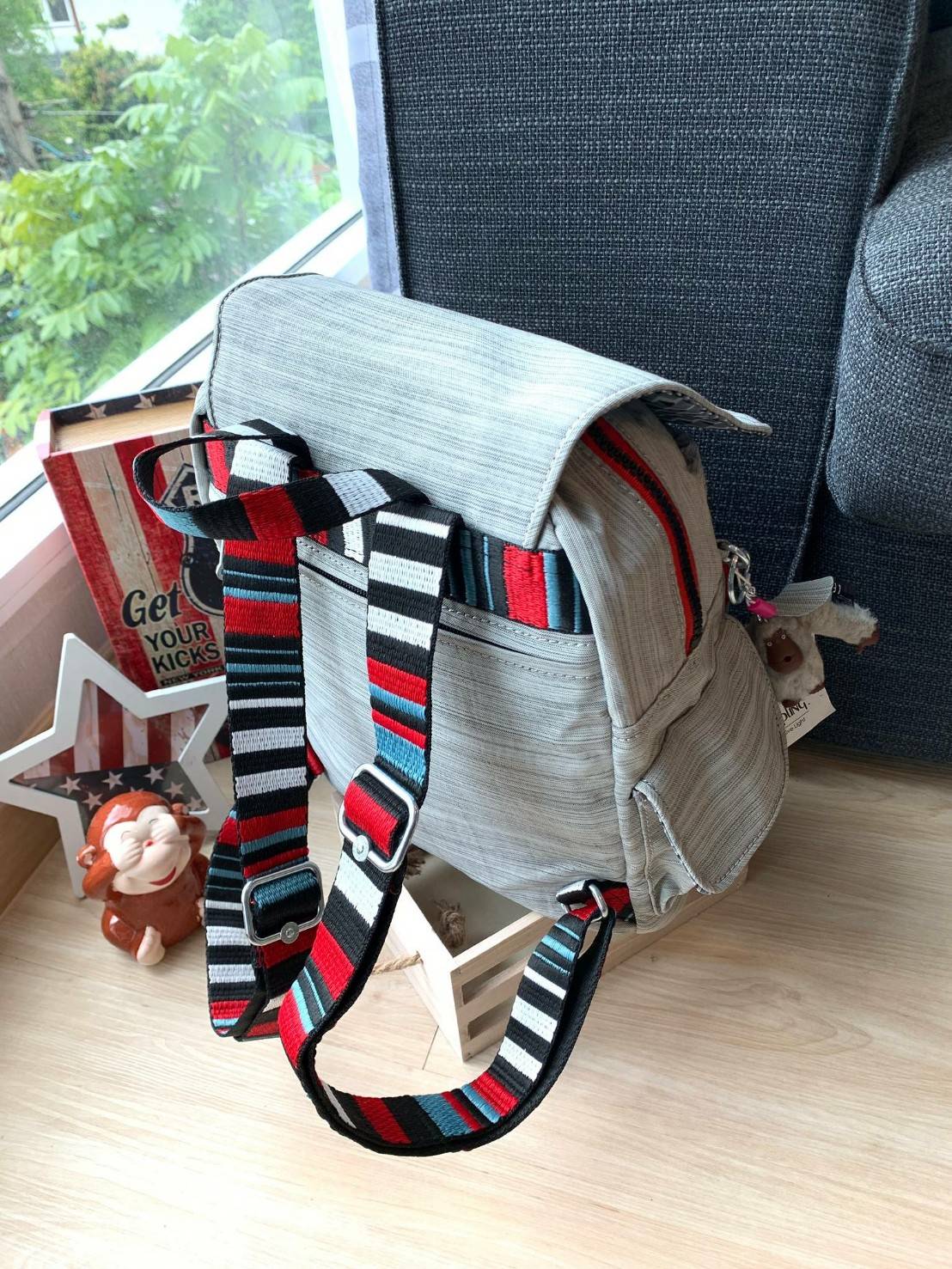 Kipling City Pack S K14275มาพร้อมดีไซน์ทันสมัย ใช้งานได้อย่างคล่องตัว ด้วยสีและลายสุดคลาสสิก โดดเด่นด้วยพื้นที่ภายในและช่องต่างๆ ที่ให้คุณจัดเก็บของสำคัญได้อย่างครบถ้วน มีช่องเก็บของสัมภาระหลายขนาดสะดวกใช้งานเลยคร้า!!