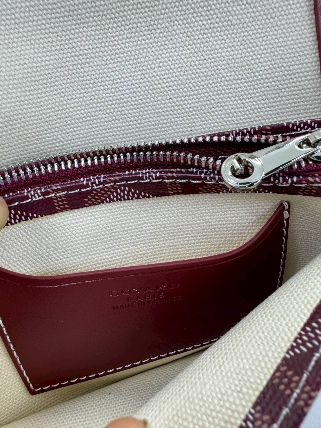 10 สี ORI หนังแท้ | GOYARD Plumet pouch-wallet กระเป๋าสะพายใบเล็กกะทัดรัด ดีไซน์กระเป๋าสตางค์ Plumet ดีไซน์มาพร้อมช่องใส่เหรียญ ธนบัตร และบัตรต่างๆ สามารถสะพายไหล่เป็นกระเป๋าสะพายข้างได้เหมือนกระเป๋าใบเล็ก