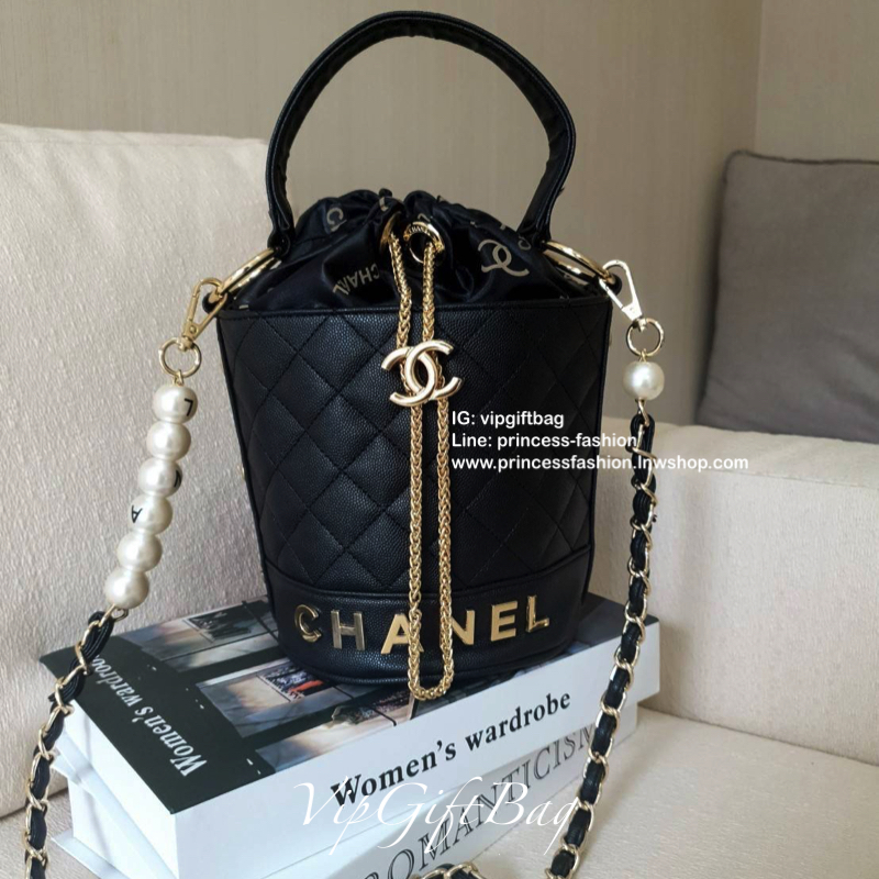 กรี้ดสลบสำหรับรุ่นนี้ งานหรูในราคาสบายกระเป๋ากับ CHANEL VIP GIFT(GWP) ของแท้ 100% จากเคาเตอร์แบรนด์ CHANEL ทรงจีบแบบกลมที่กำลังมาแรง ขนาดกำลังดี วัสดุหนัง CAVIER หูรูดโซ่อะไหล่ทอง ด้านในบุผ้าไนลอนปั้มแบรนด์ ใส่โทรศัพท์ได้ทุกรุ่น พร้อมของจุกจิก มีช่องซิปอี
