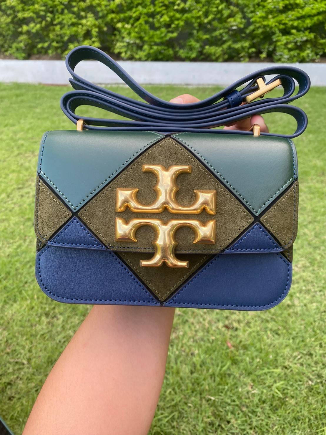 Tory Burch Eleanor Bag (รหัสรุ่น 84089) Collection ใหม่2021 ชนช็อป กระเป๋าสะพายcrossbody 💚สีเขียวเหนี่ยวทรัพย์วัสดุชั้นดี เปิดปิดด้วยแม่เหล็ก ภายในโล่งและมีช่องซิปด้านข้าง สายสะพายปรับระดัยสั้นยาวได้ตามใจชอบ รุ่นนี้สวยหรูไฮโซมาก ห้ามพลาดนะสาวๆ