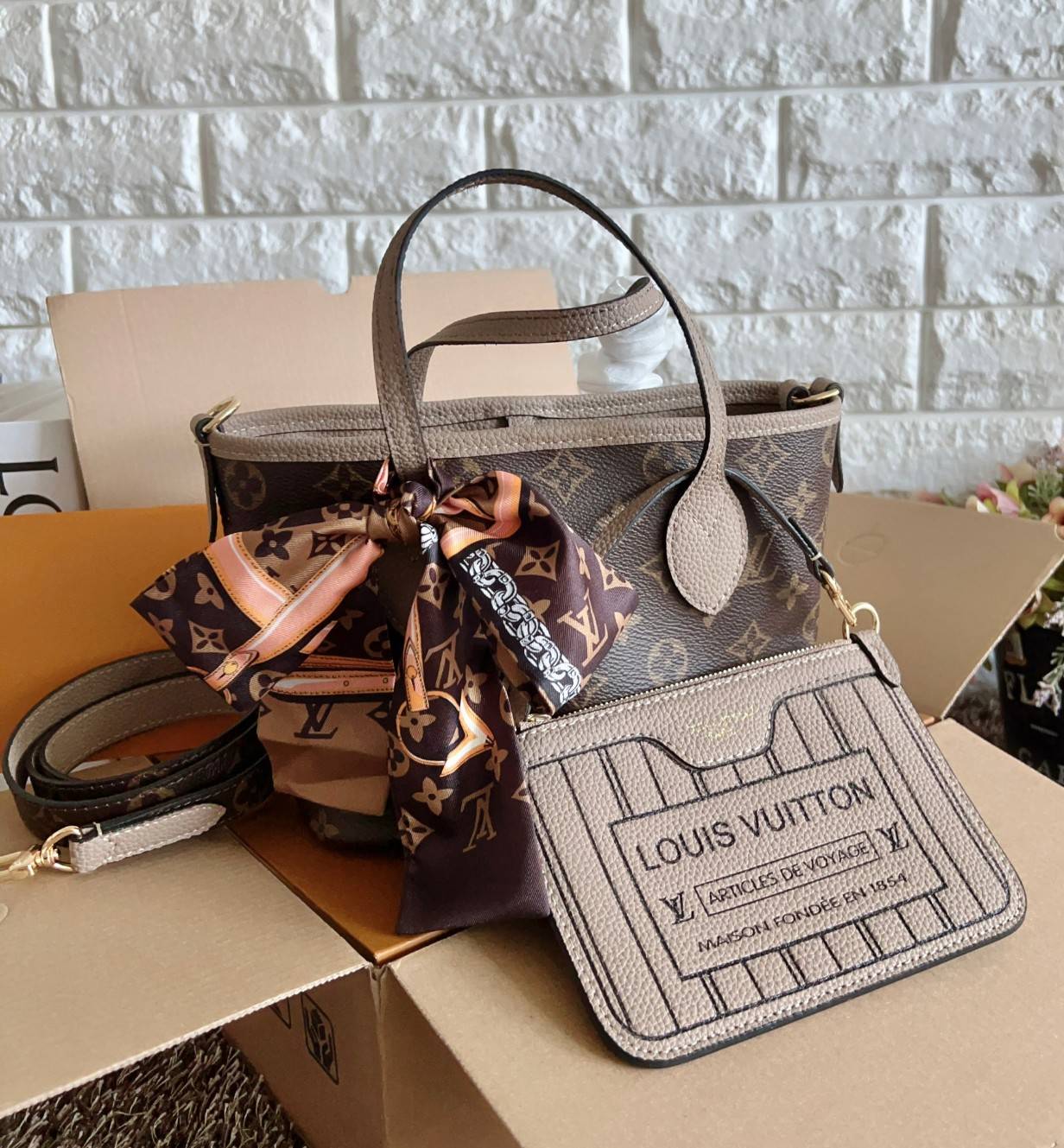 LV Neverfull Bandoulière Inside Out BB กระเป๋าทรงโท้ทไซส์เล็กใช้งานได้สองด้าน มีตะขอเกี่ยวสามารถปรับรูปทรงกระเป๋าได้หนังแท้นิ่มสวย ลายโมโนแกรมและหนังลายเกรน มาพร้อมใบลูกเข้าเซ็ทใส่สายสะพายยาวได้