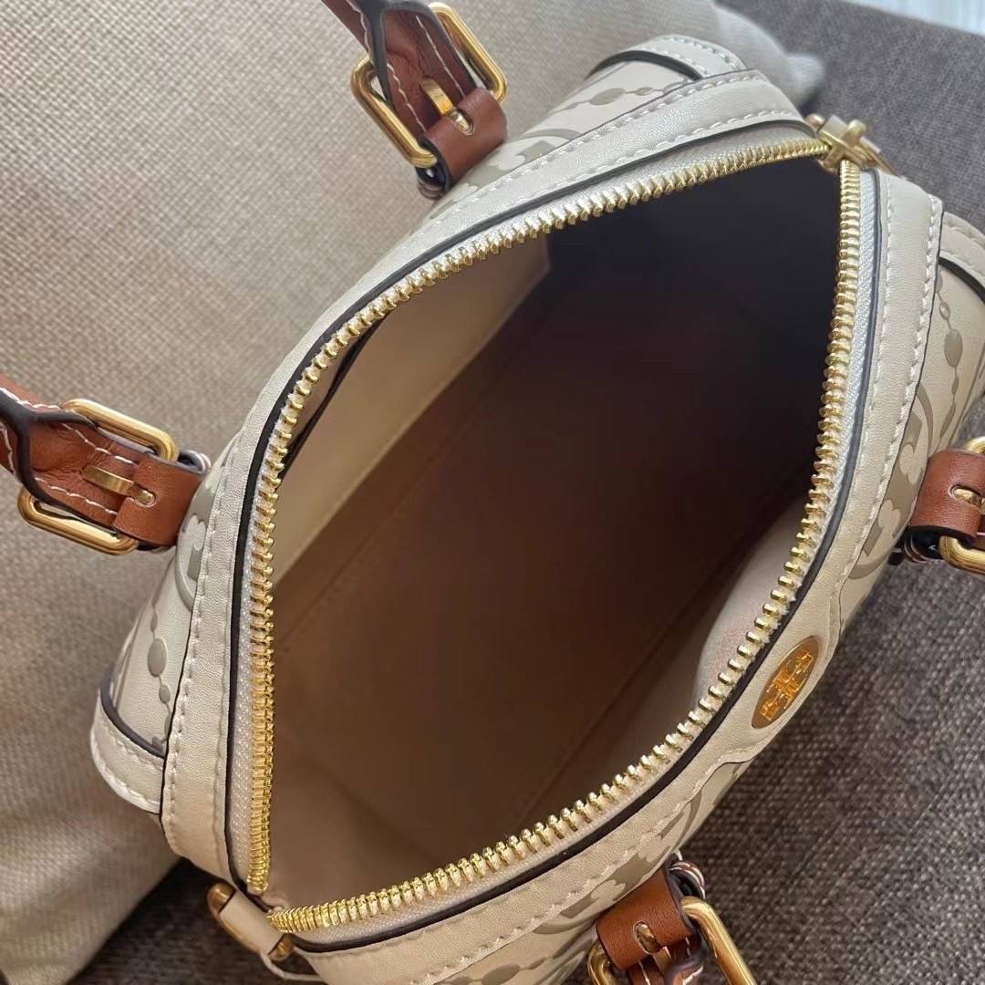 Tory Burch T-Monogram Mini Embossed Wine Bucket Bag / Tory Burch Mini Bucket กระเป๋าถือหรือสะพายไหล่ ทรงหมอนขนาดเล็ก ประดับด้วยลวดลายอันเป็นสัญลักษณ์ของแบรนด์ ถูกประดิษขึ้นด้วยความพิถีพิถันวัสดุหนังอย่างดี ด้านในบุด้วยหนังไมโครซูแอคเนื้อนุ่มทำความสะอาดง่า