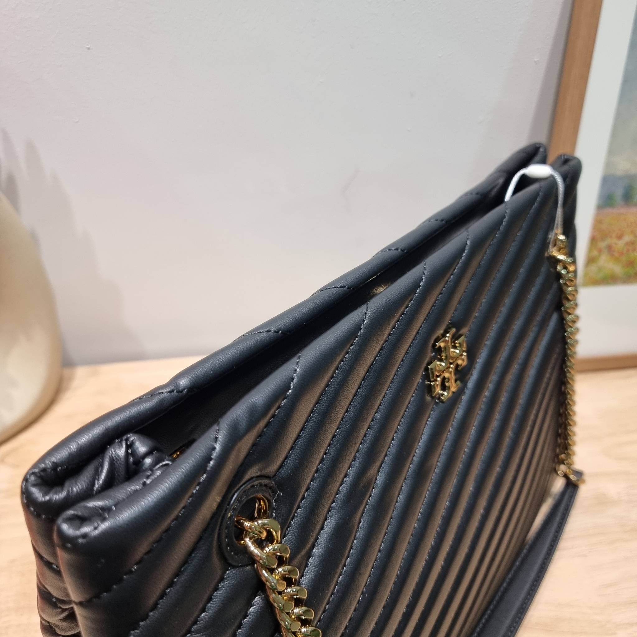 TORY BURCH KIRA CHEVRON TOTE กระเป๋าสะพายรุ่นที่ใครๆก็ต้องมี กับทรงโท้ทไซส์ใหญ่ ใช้ยังไงก็ดูหรู ดีไซน์เฉพาะตัว วัสดุหนังสัมผัสนิ่ม