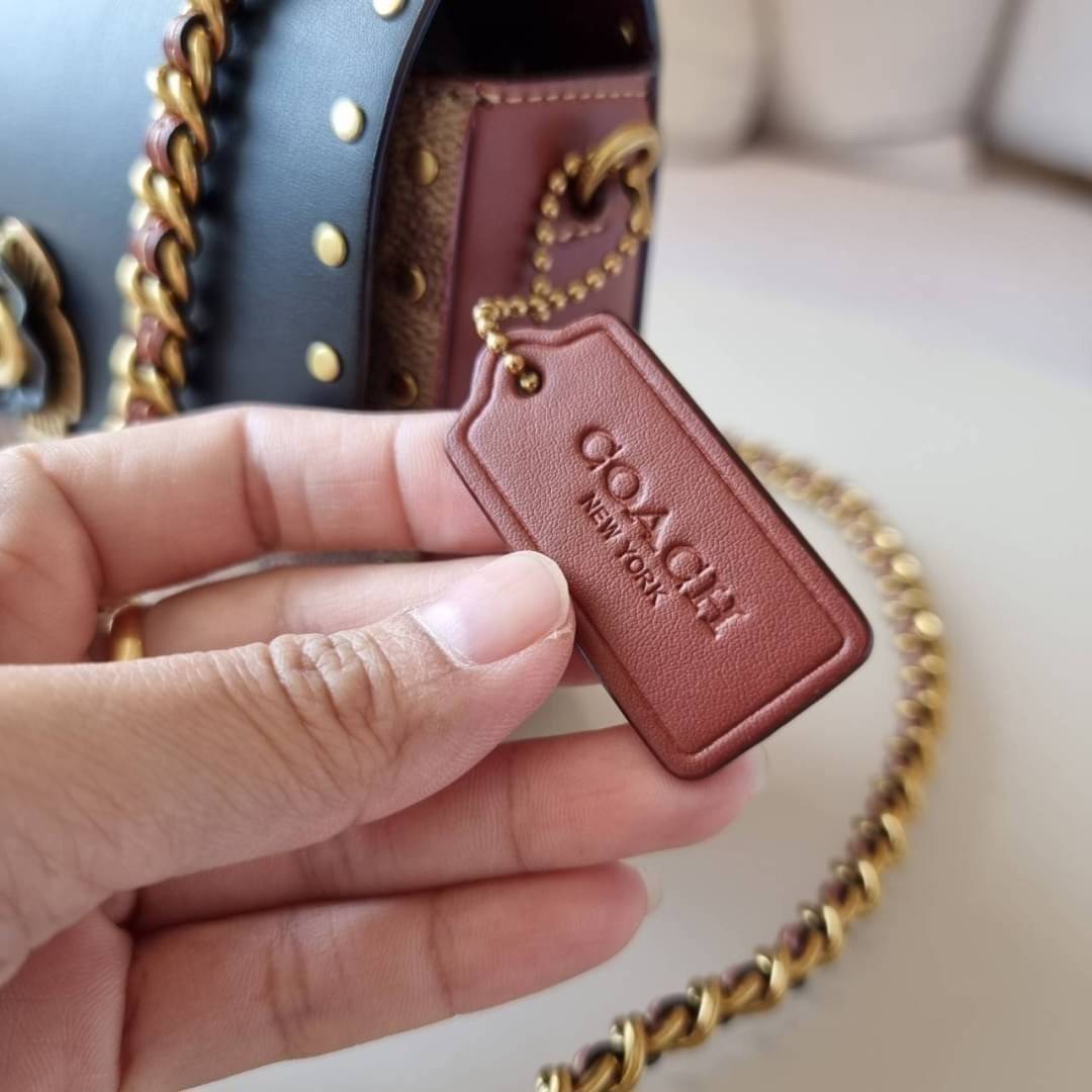 COACH C2462 MADISON SHOULDER BAG 16 IN SIGNATURE CANVAS WITH RIVETS (B4NQ4) กระเป๋าสะพายข้าง ไซส์กะทัดรัด พกพาง่าย น้ำหนักเบา ดีไซน์สวย โดดเด่นด้วยตัวล็อครูปดอกไม้ สีสันตกแต่งตัดกันกับลายซีอย่างลงตัว วัสดุหนังแคนวาสเคลือบลาย ภายในแบ่งสัดส่วนให้อย่างดี มาพ