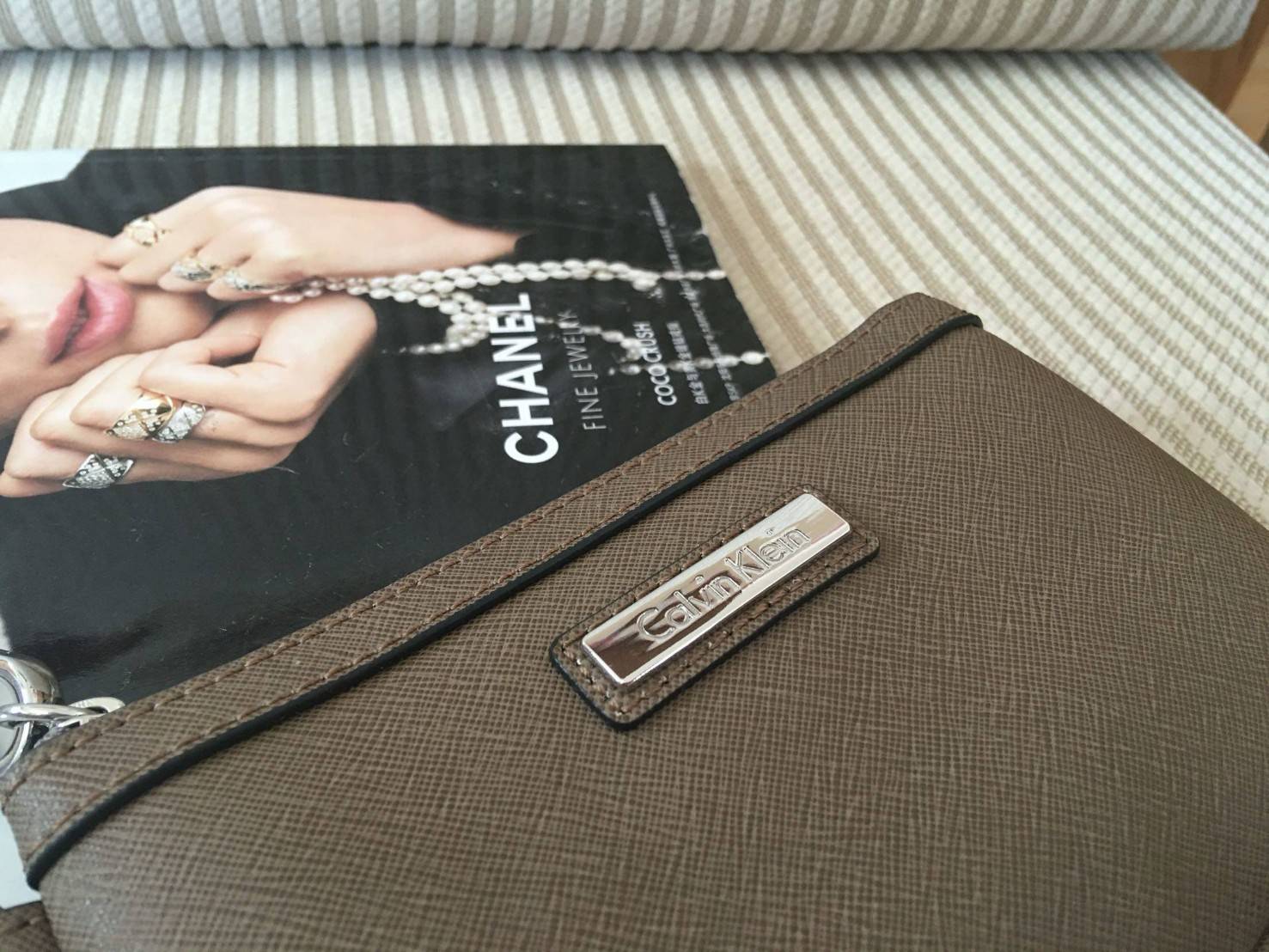 New must have item! กระเป๋าคล้องมือ ทรงน่ารัก จากแบรนด์ calvin klein มีมาให้ช้อปคะ หนัง pvc ทั้งใบอย่างดี มีสายคล้องมือเก๋ ด้านหน้าตกแต่งด้วยโลหะปั้มแบรนด์ เปิดปิดด้วยซิป ด้านในบุด้วยผ้าปั้มแบรนด์ มีช่องใส่บัตรแยก จะใส่ธนบัตรหรือบัตร ก็พกติดตัวในวันสบายๆ