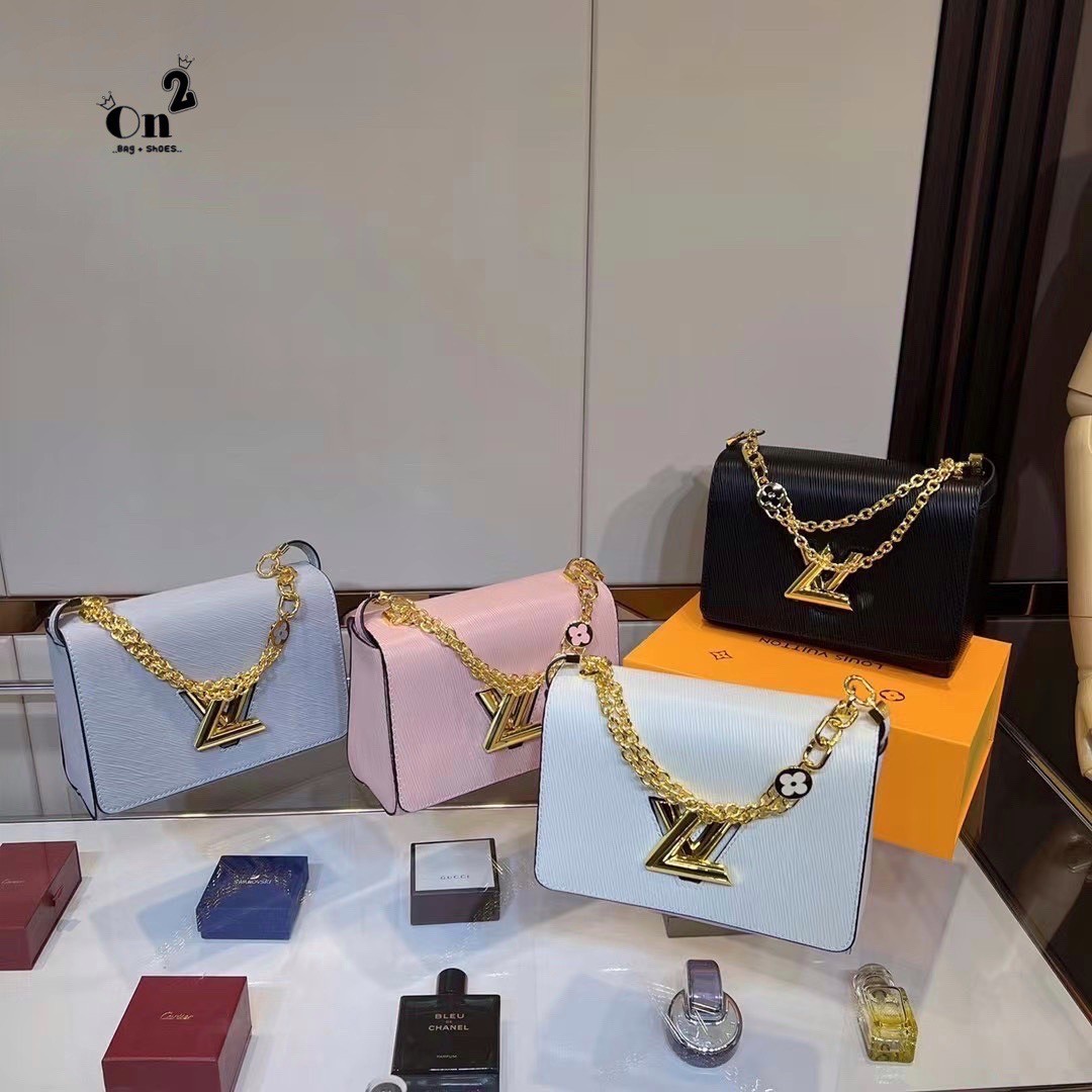 LOUIS VUITTON Twist MM Epi Leather Handbags / LV Twist MM หนัง Epi ลายเกรน ตัวล็อก LV Twist สีทองไอคอนิกช่วยเติมเต็มความสมบูรณ์แบบให้กับกระเป๋าได้อย่างลงตัว เหมาะสำหรับการใช้งานเป็น everyday bag หรือถือออกงานก็สวยเลยค่ะ