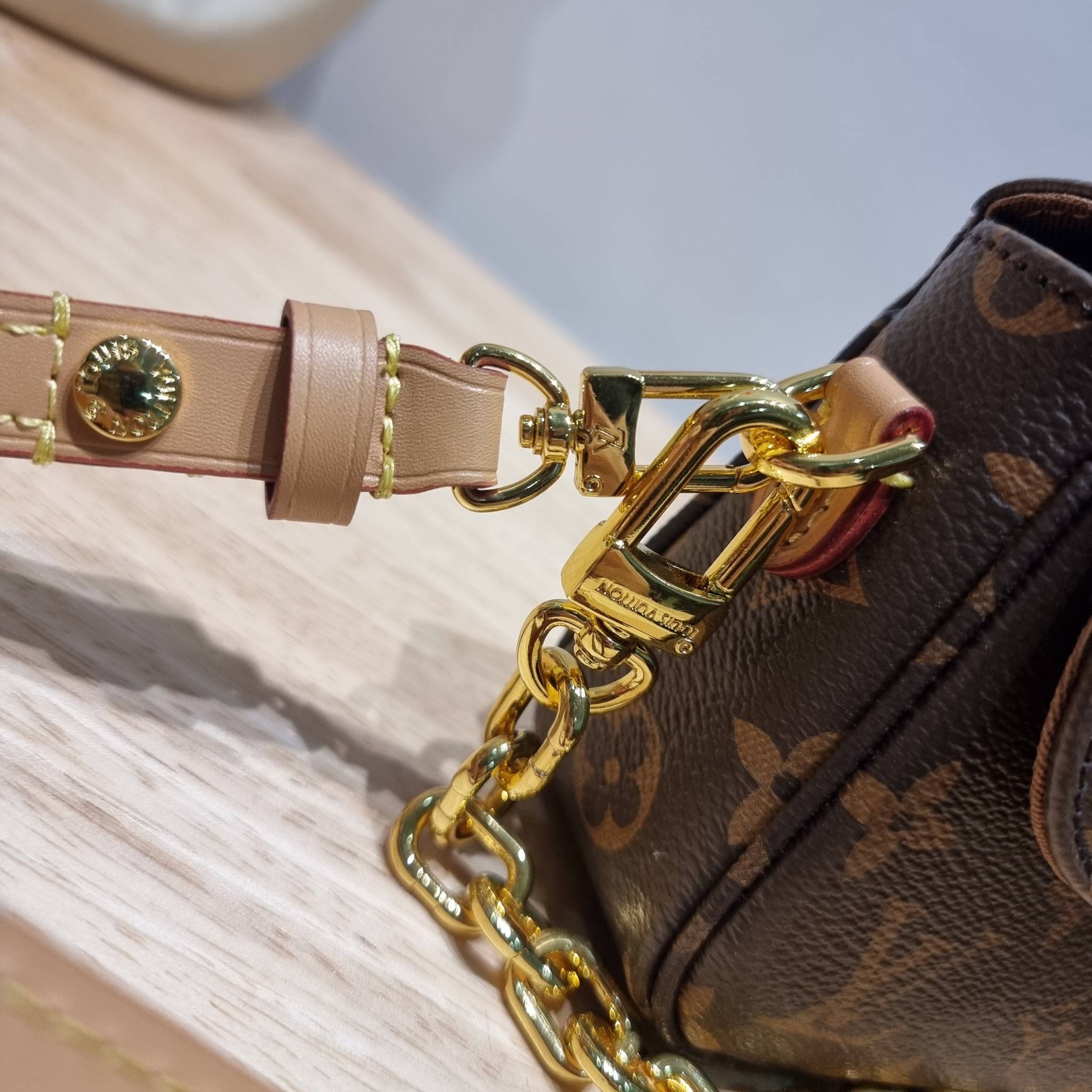 LV IVY WALLET ON CHAIN กระเป๋าสะพายกึ่งกระเป๋าสตางค์ รุ่นยอดนิยม สุดคุ้มด้วยลูกเล่นที่หลากหลาย สายสะพาย 2 เส้น สะพายไหล่และสะพายข้าง