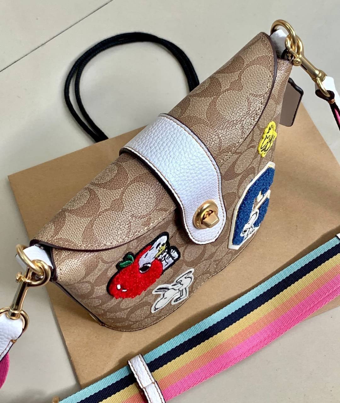 COACH C4113 - COACH X PEANUTS ADDIE CROSSBODY IN SIGNATURE CANVAS WITH VARSITY PATCHES พร้อมส่งทันที่! ลิมิเตทจาก Coach x Peanuts ที่รังสรรค์ลวดลายการ์ตูนลงบนกระเป๋าได้ซุกซนน่ารักดีมากๆค่ะ