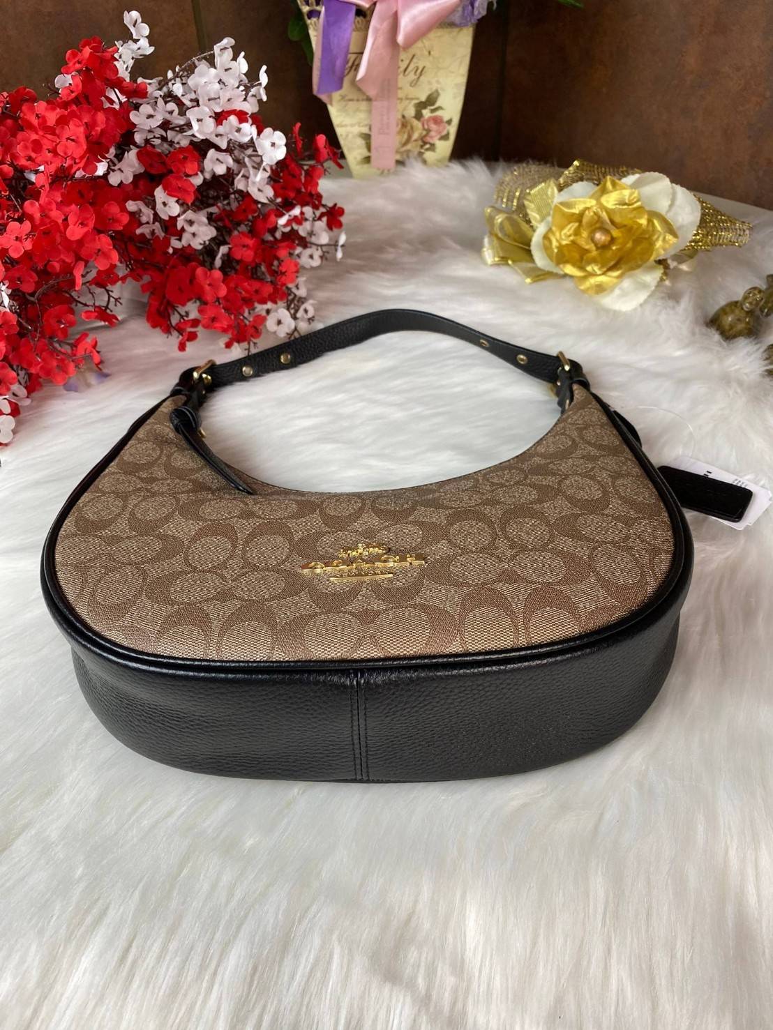 Coach Bailey Hobo With Whipstich Shoulder Bag (coachc1322) กระเป๋าcoach ทรงโค้งใช้แบบหิ้วหรือคล้องไหล่ก็ดูดี ใช้วัสดุหนังแท้ชั้นดี หนังสวยมากๆค่ะ ด้านหน้าใช้อะไหล่แบรนด์ตัวใหญ่ หรู ดูสะดุดตามีเดียว จุดเด่นตรงสายคือร้อยหนังเป็นสีเข้ากับตัวกระเป๋าได้สวยงาม 