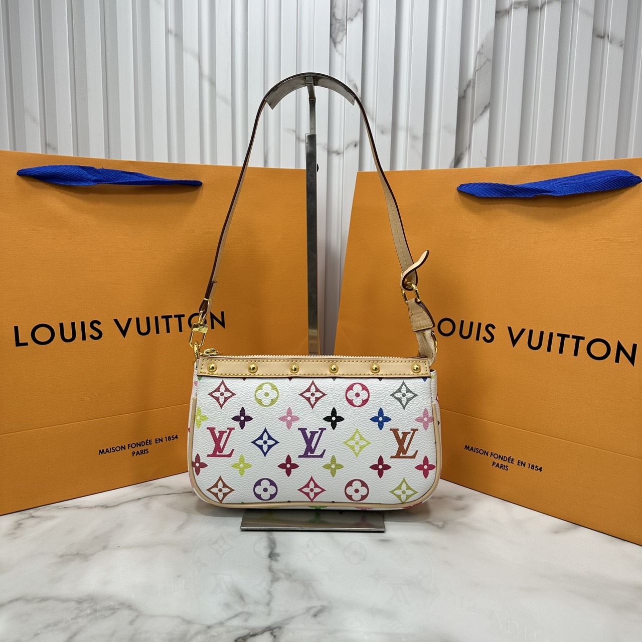 LV x TM Pochette Accessoires bag กระเป๋าถือทรงพอช พร้อมสายสะพายไหล่ได้ งานหนังแท้ สวยคลาสสิกมีชีวิตชีวา ปรับดีไซน์ให้ดูสนุกสนานด้วยลายโมโนแกรมหลากสี เป็นรุ่นที่สาวๆ ตั้งตารอ พร้อมส่งแล้ววันนี้ มีจำกัดน้าา