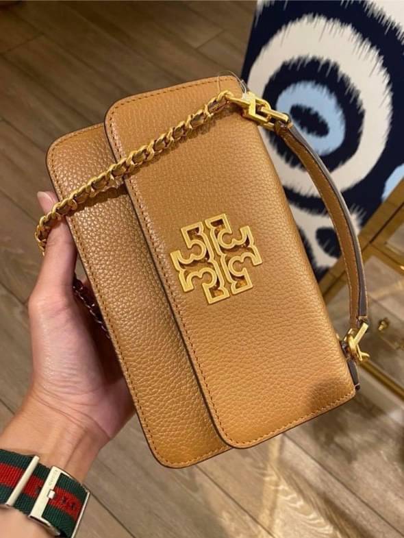 TORY BURCH BRITTEN MINI TOP HANDLE BAG พร้อมส่งที่ไทย กระเป๋าสะพาย Crossbody วัสดุหนังวัวแท้ การออกแบบเรียบง่าย ยังคงความหรูหราเอาไว้ มาพร้อมสายยาวโซ่อะไหล่ทองสลับหนัง ถอดออกได้ ตอบสนองการใช้งานได้ดี มีหูหิ้วด้านบนสามารถใช้งานได้ในหลายโอกาสค่ะ