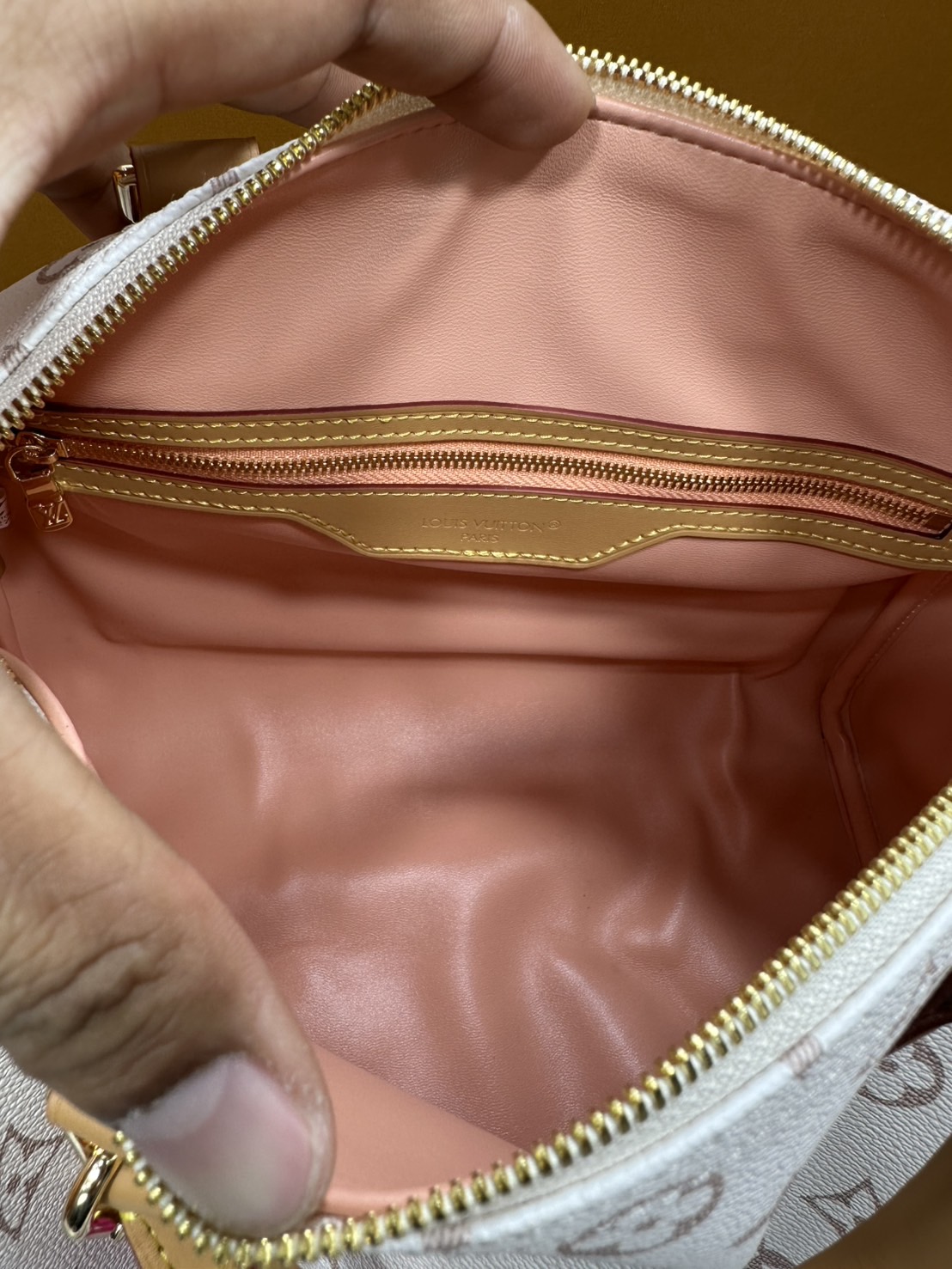ORI หนังแท้ | LV Speedy Soft 30 Lucky Bag Monogram Dune/Pink กระเป๋าสะพายสปีดี้ทรงหมอน ทรงยอดนิยม สุดไอคอนิกดีไซน์ใหม่ แต่งแต้มสัมผัสเงางามดั่งอัญมณี ซับในสีชมพูพาสเทลตัดกัน โดดเด่นด้วยปมเชือกสีสันสดใส ตอกย้ำถึงความพิถีพิถันและใส่ใจในทุกรายละเอียด