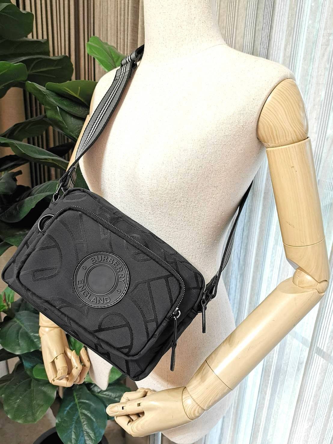 BURBERRY FRAGRANCES MONOGRAM CROSSBODY BAG VIP GIFT WITH PURCHASE (GWP) พรีเมี่ยมกิ๊ฟ Limited จากน้ำหอม BURBERRY 100% POLYAMIDE (Nylon & Canvas) ลาย Monogram น้ำหนักเบา มีโลโก้ด้านหน้าเปิดปิดด้วยซิปหัวซิปแบรนด์ ด้านหน้ามีช่องซิป ด้านหลังมีช่องใส่ของ ภายใน