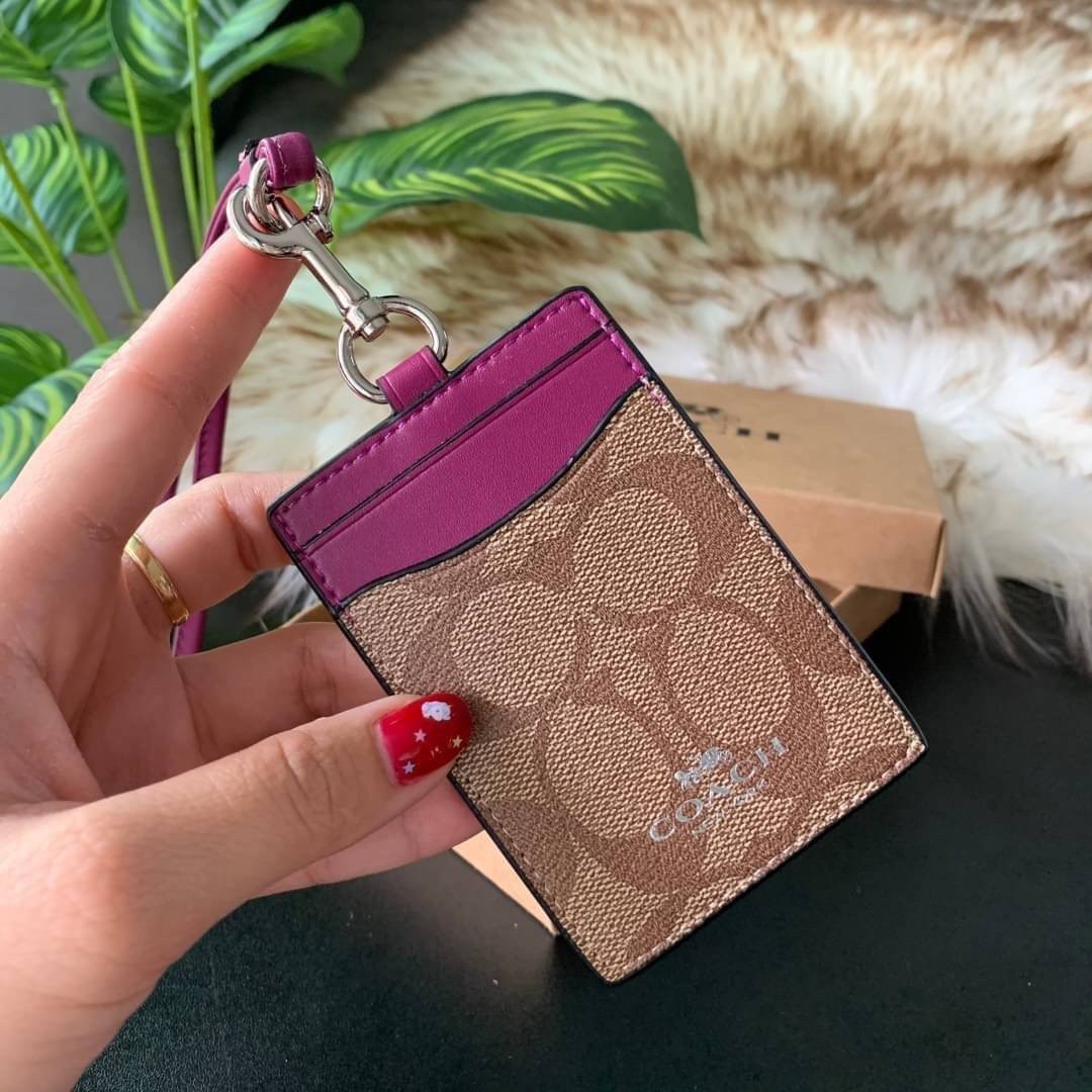 COACH F63274 ID LANYARD IN SIGNATURE COATED CANVAS กระเป๋าใส่บัตรคล้องคอ ลาย C ทั้งใบ ด้านหน้าตกแต่งชื่อแบรนด์ สวยมากกก ใส่บัตรพนักงาน และบัตรต่างๆ มาพร้อมสายคล้องคอ สายถอดออกได้ ตัวกระเป๋ามี 3 ช่องค่ะ