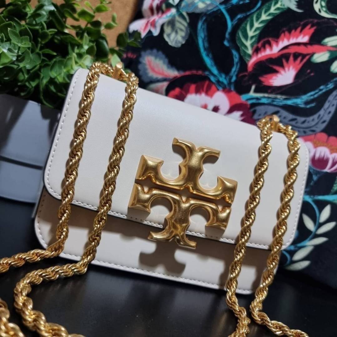 TORY BURCH ELEANOR SMALL CONVERTIBLE SHOULDER BAG ฮอตไอเท็ม รุ่นนี้ขายดีขายหมด สวยหรู คุณหนู ผู้ดี!! หายากมากแล้วน้า กระเป๋าสะพายข้าง ดีไซน์อยู่ทรง ขนาดกำลังสะดวกใช้สำหรับสาว วัสดุหนังแท้เต็มใบ สีทูโทน เปิด-ปิดด้วยแถบแม่เหล็ก ภายในแบ่งสัดส่วนได้เป็นอย่างด