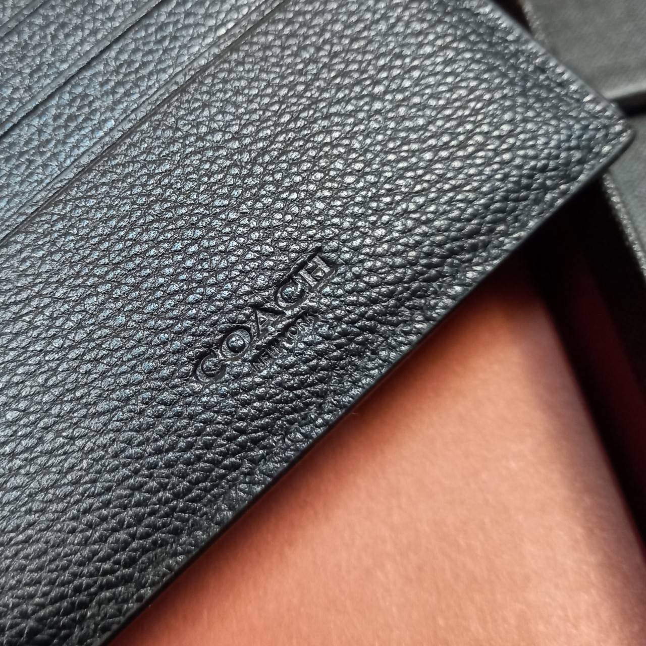 COACH COMPACT ID WALLET IN SPORT CALF LEATHER WITH KEY FOB LIMITED BOX(COACH F74991)🍁BOX SET กระเป๋าสตางค์ใบสั้น มาพร้อมใบลูกแบบแพ๊คคู่+และพวงกุญแจ//วัสดุหนังแท้ หนังนิ่ม เนื้อสัมผัสคือดีมากๆ ยิ่งจับ ยิ่งดูดี มาดเข้มบาดลึกลงตัวมาก ดูมีเสน่ห์น่าค้น