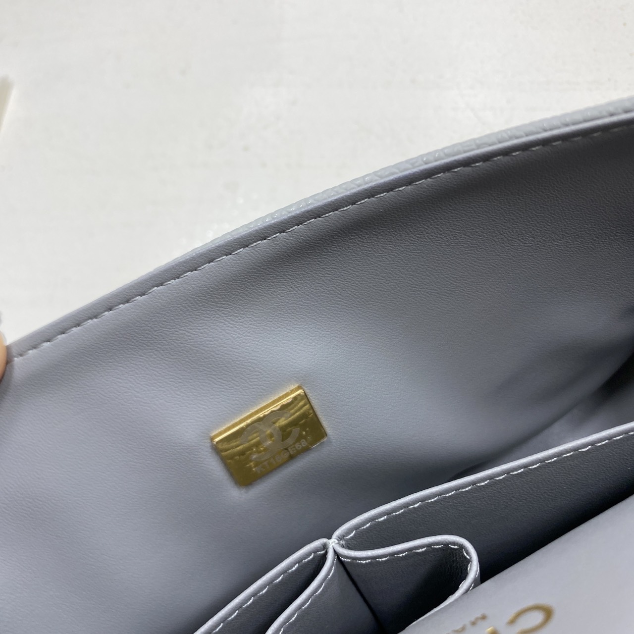 ORI หนังแท้ | CHANEL Classic Medium Flap Bag 25cm กระเป๋าสะพายคลาสสิกรุ่นยอดนิยมตลอดกาล ดีไซน์เรียบหรูหราขับผิว งานหนังแท้ อะไหล่ทองหรูหรา สุดยอดเดอะเบสท์ไอเท็ม