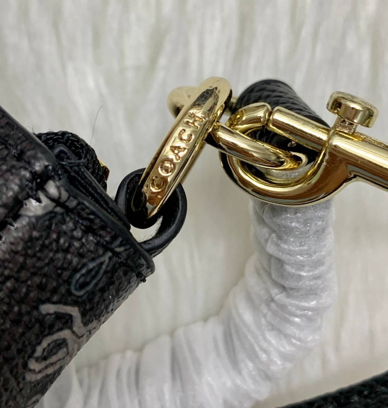 COACH POUCH HORSE AND CARRIAGE PRINT ((36674)) รุ่นแนะนำ ได้ไปไม่ผิดหวังแน่นอนค่ะ! กระเป๋าหิ้ว//สะพายไหล่//สะพายข้างได้ วัสดุ pvc นิ่มอย่างดี ลายรถม้าทั้งใบ สวยงามค่ะ เปิดปิดกระเป๋าแบบซิป ภายในสามารถใส่กระเป๋าเงินใบยาวได้;ของจำเป็นได้ครบค่ะ มีช่องเล็กให้ใ