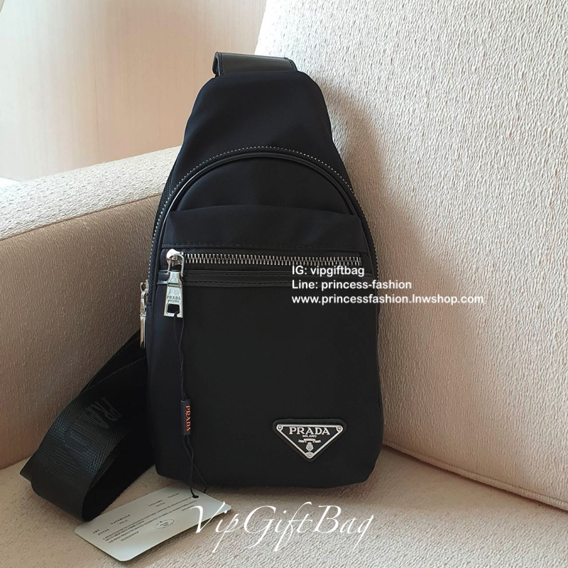 มาใหม่อีกหนึ่งรุ่น Prada เหมาะกับท่านชาย กับกระเป๋าคาดอก ทรงสวย ทรงฮิต วัสดุผ้า NYLON คุณภาพดี กันน้ำ100% ใส่ของได้หลากหลาย ตัวกระเป๋าอะไหล่สีเงิน มาพร้อมซิปด้านหน้ากระเป๋า ใส่ของได้หลากหลาย เพิ่มลุคเท่ในวันชิลๆให้กับคุ ผู้ชายที่สุด จะซื้อใช้เองหรือเป็นขอ