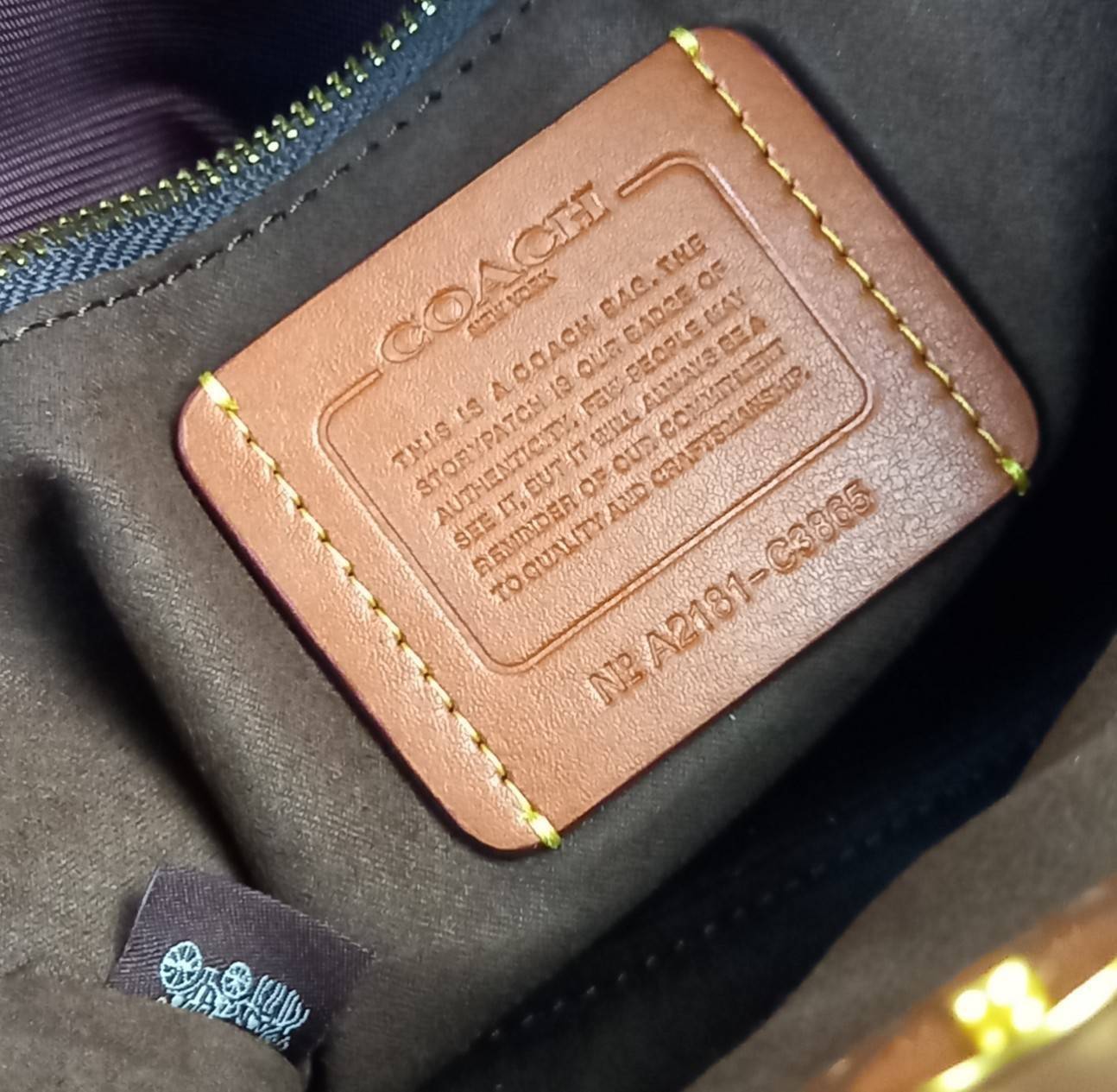 ใบนี้ ช่วยให้ชีวิตง่ายขึ้นเยอะเลย🌈🌺>>COACH FIELD TOTE 22 IN SIGNATURE JACQUARD(COACH C3865) 🍁กระเป๋าถือ สะพาย รุ่น Unisex ใช้ได้ทุกเพศวัย ขนาดเหมาะต่อการใช้งานในแต่ละวันมากๆ //วัสดุ jacquard ลาย signature ตกแต่งดีเทลด้วยหนังแ