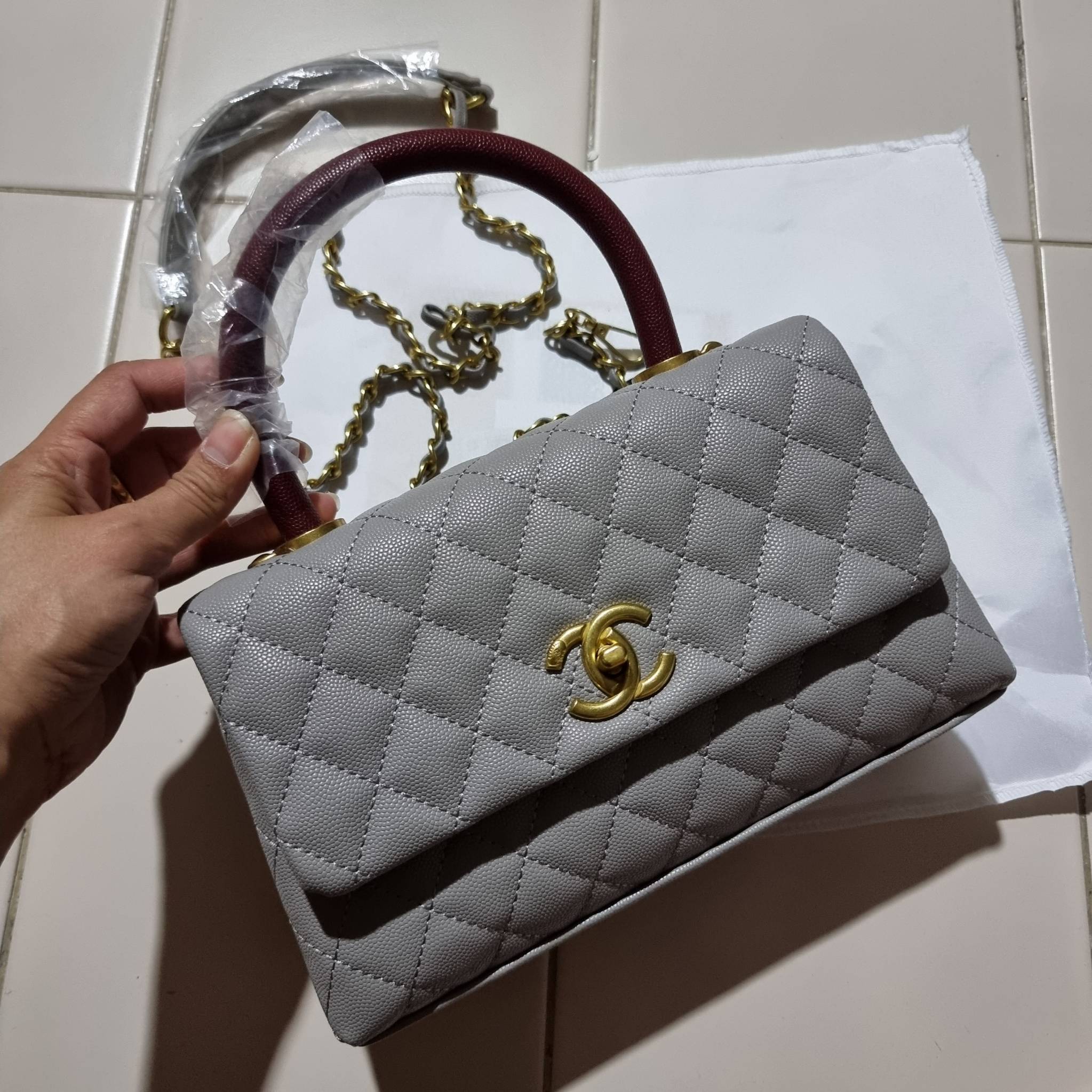 VIP 】รุ่นยอดฮิตตลอดกาล ไซส์กำลังสวย!! จากแบรนด์ Chanel กระเป๋าถือ/สะพาย หนังลายคาเวียร์ โลโก้เด่นชัด เปิด-ปิดกระเป๋าด้วยตัวบิดล็อค อะไหล่สีทองหรู ทรงสวยผู้ดี ภายในกระเป๋ามีช่องโล่งกว้างจุของได้พอสมควร มีช่องซิปแบ่งสัดส่วน ด้านหลังมีช่องเก็บของจุกจิกอีก 1 