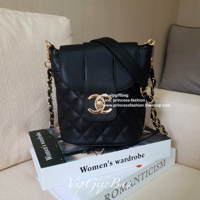 รุ่นใหม่ล่าสุด ตามคำเรียกร้อง!! **สวยหรูคลาสสิค CHANEL VIP GIFT CROSSBODY BAG งาน CHANEL VIP GIFT ของแท้ 100% จากเคาเตอร์แบรนด์ CHANEL ทรงสวย ขนาดกำลังดี วัสดุหนัง CAVIER เปิดปิดด้วยกระดุมหน้าแบบบิดปลอดภัยหายห่วง ด้านในมีซิปอีกชั้น อะไหล่ทอง หัวซิปปั้มแบร