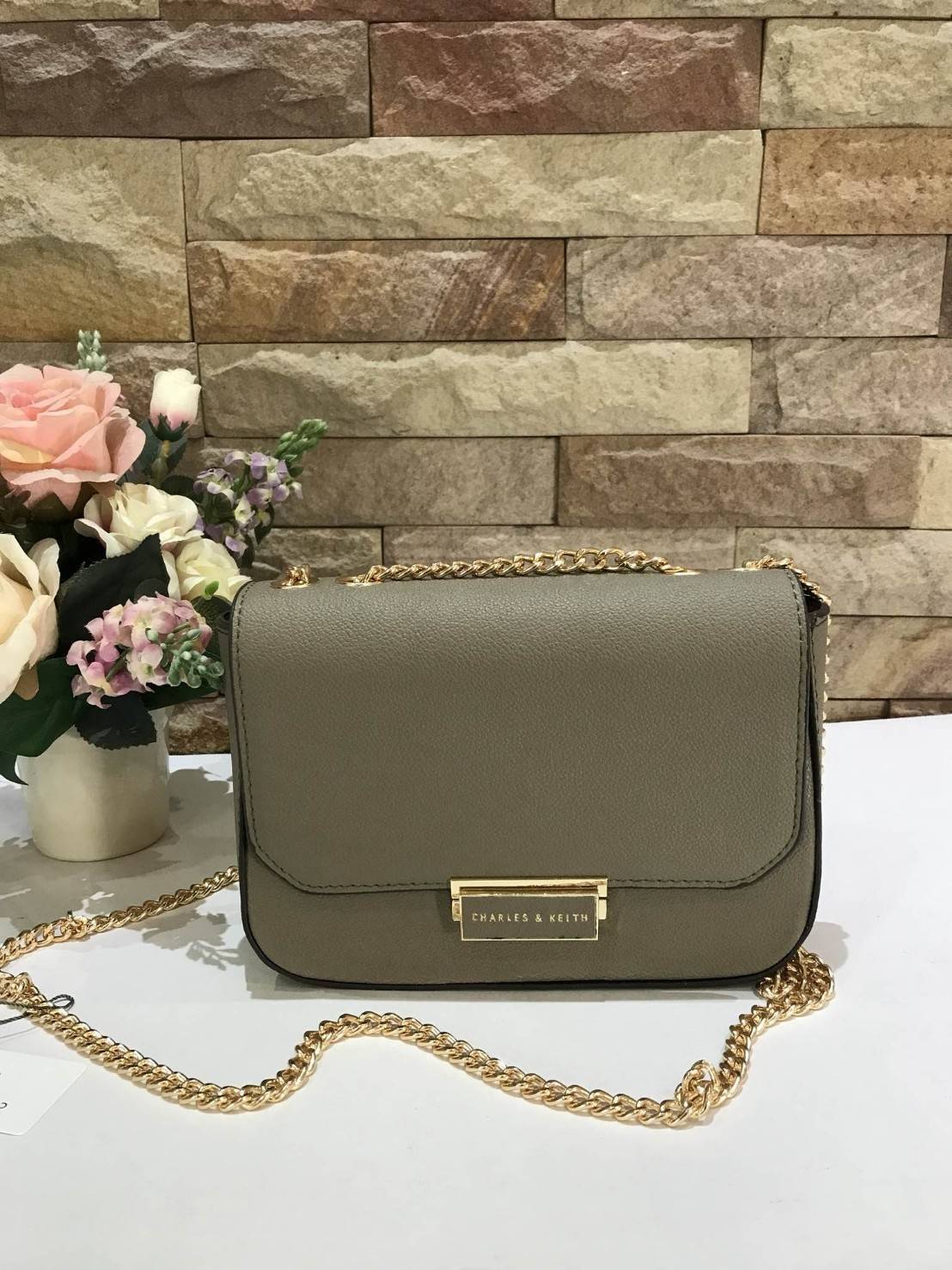 CHARLES & KEITH PUSH-LOCK CHAIN BAG กระเป๋าสะพายใบสวย เปิดปิดด้วยตัวล็อกที่ด้านหน้า ด้านในมีช่องซิป ช่องซิปเล็ก สามารถใส่ iPhone7+ ได้ ด้านหลังมีช่องเล็กใส่ของได้ รุ่นนี้จะสะพายแบบสายคู่ หรือ สายเดี่ยวก็ได้นะคะ มีมาให้เลือกสีสวยๆทั้งนั้นเลยค่ะ