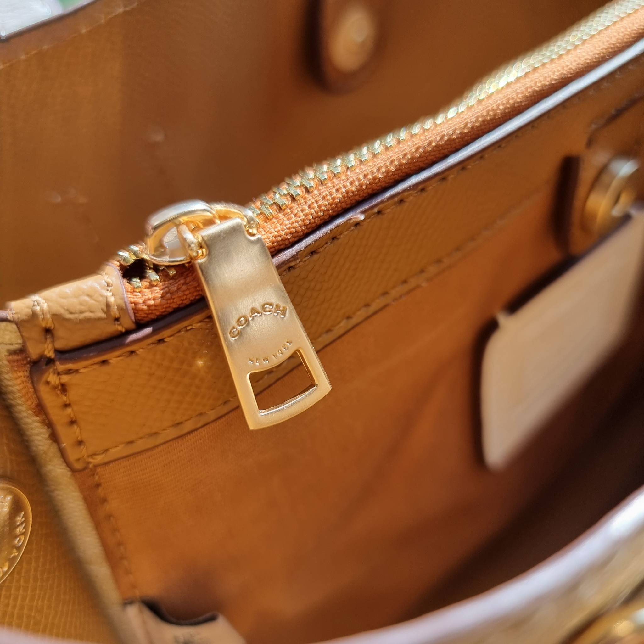 OUTLET 】COACH 73293 MINI AVENUE CARRYALL IN SIGNATURE CANVAS กระเป๋าสะพายรุ่นคลาสสิค คัมแบคแล้วจ้าแม่!! ไซส์กำลังสวย วัสดุหนังแคนวาสคุณภาพดี ด้านข้างเก็บทรงได้ เปิด-ปิดด้วยกระดุมแม่เหล็ก ใช้งานง่าย มีช่องซิป ใบนี้เห็นเล็กๆ แต่จุได้เยอะพอสมควรเลยน้า ɣ