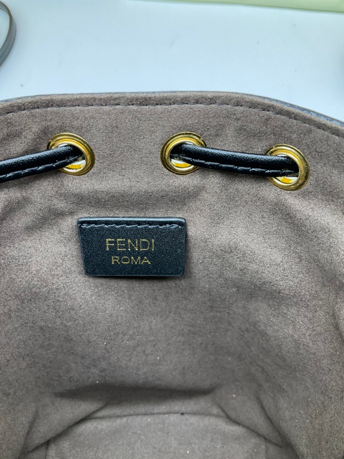 FENDI Mon Tresor Beige and black straw mini bag / Mon Tresor bucket bag made of natural-coloured woven straw with a moss-stitch effect, with black straw Fendi lettering. กระเป๋าสะพายทรงบัคเก็ตมินิน่ารัก อะไหล่ปั้มแบรนด์สีทอง Rare items เด็ดๆแบบนี้ห้ามพลาด