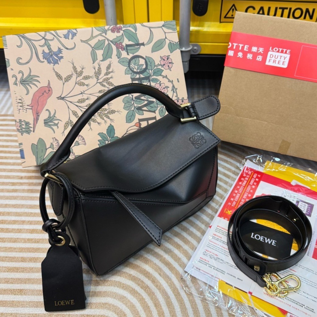 Loewe Puzzle bag กระเป๋าสะพายข้างทรงกล่อง สุดยอดแบรนด์ที่ดีไซน์เป็นเอกลักษณ์ โดดเด่น สวยหรู สไตล์พัซเซิลคลาสสิค