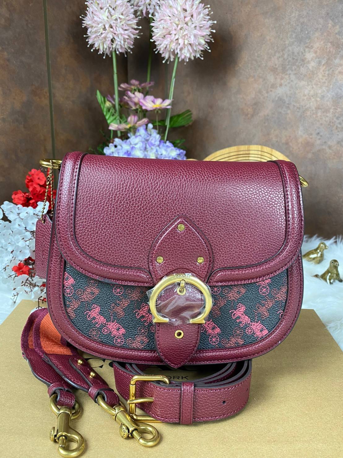COACH BEAT SADDLE BAG WITH HORSE AND CARRIAGE C0747 ฮอตไฟลุก! สีหายาก ละมุนคุณหนู คอลเลคชั่นใหม่ ดีไซน์หรูหรา พิเศษมากๆมาพร้อมสายสะพาย 2 เส้น ใช้คู่กันหรือแยกสะพายก็สวยครบสูตร กระเป๋าสะพายทรง saddle คลาสสิค เปิด-ปิดด้วยกระดุมแน่นหนา ภายในเป็นช่องโล่ง ใส่ข