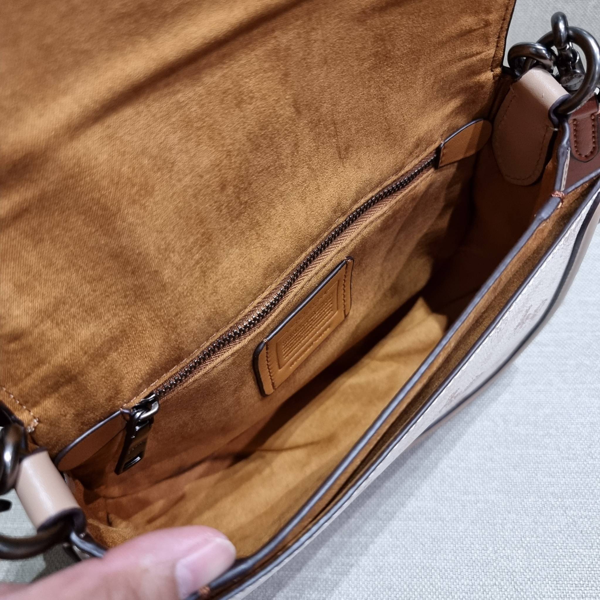 COACH C0745 BEAT SADDLE BAG WITH HORSE AND CARRIAGE PRINT The best item! ที่สาวๆรอคอย! ฮอตไฟลุก! สีหายาก ละมุนคุณหนู คอลเลคชั่นใหม่ ดีไซน์หรูหรา พิเศษมากๆมาพร้อมสายสะพาย 2 เส้น ใช้คู่กันหรือแยกสะพายก็สวยครบสูตร กระเป๋าสะพายทรง saddle คลาสสิค เปิด-ปิดด้วยก