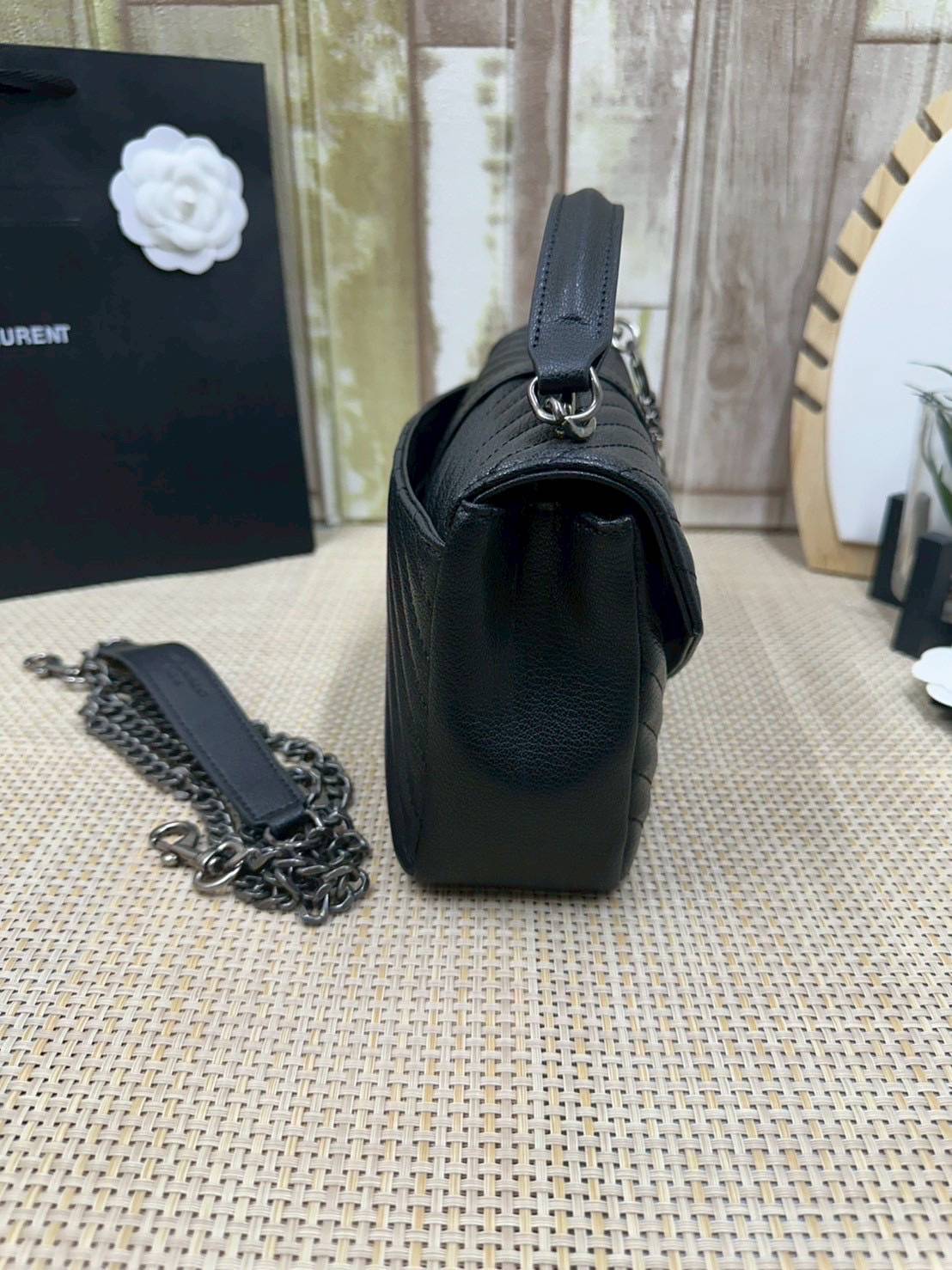 ORI หนังแท้ | YSL COLLEGE MEDIUM IN QUILTED LEATHER 25cm กระเป๋าสะพายทรงสวยสุดหรู ดูติดแกลมสุดๆ โดดเด่นด้วยโลโก้ด้านหน้า เพิ่มดีเทลความผู้ดี ไม่เคยผิดหวังจริงๆ!!